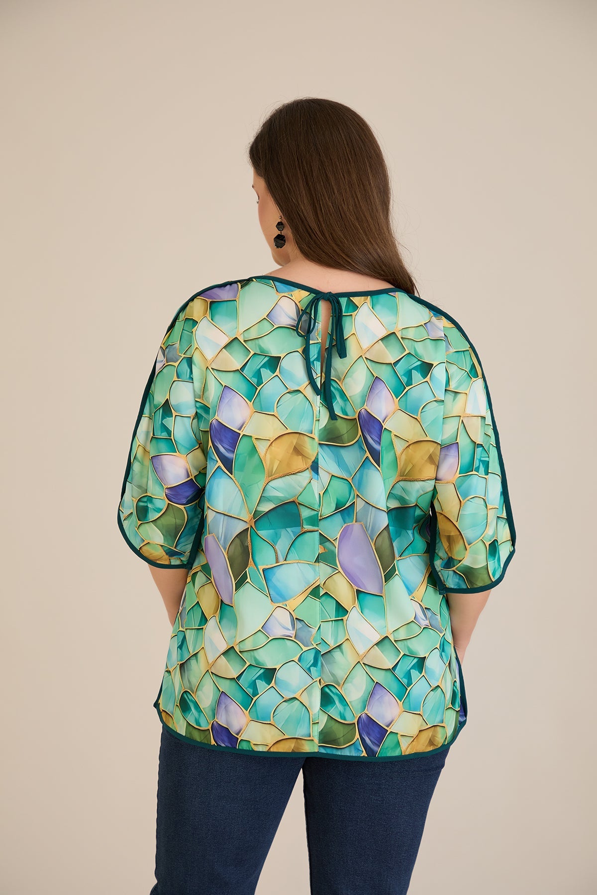 Bluza marime mare cu accent pe spate – Sticla colorata (Vitraj)