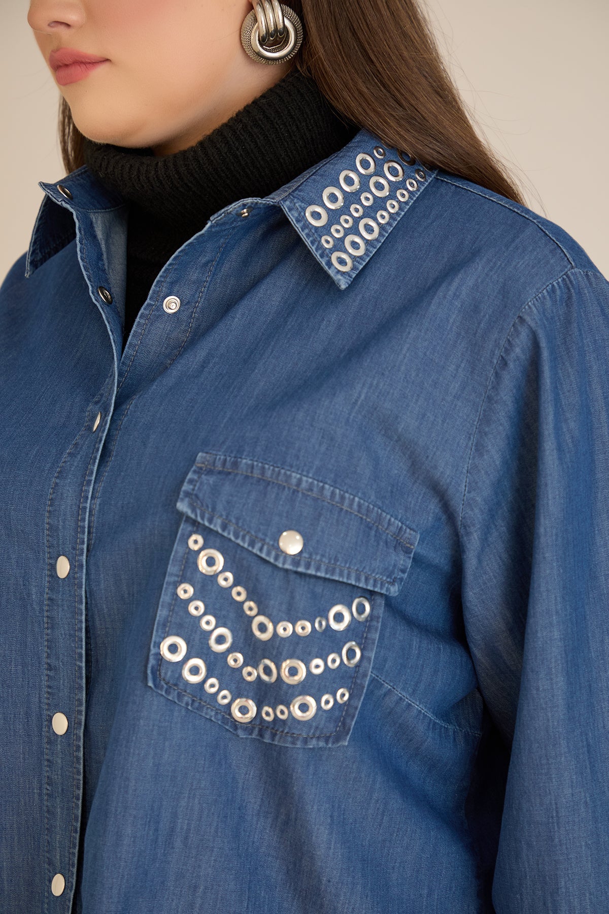 Camasa  din denim marime mare cu accente metalice