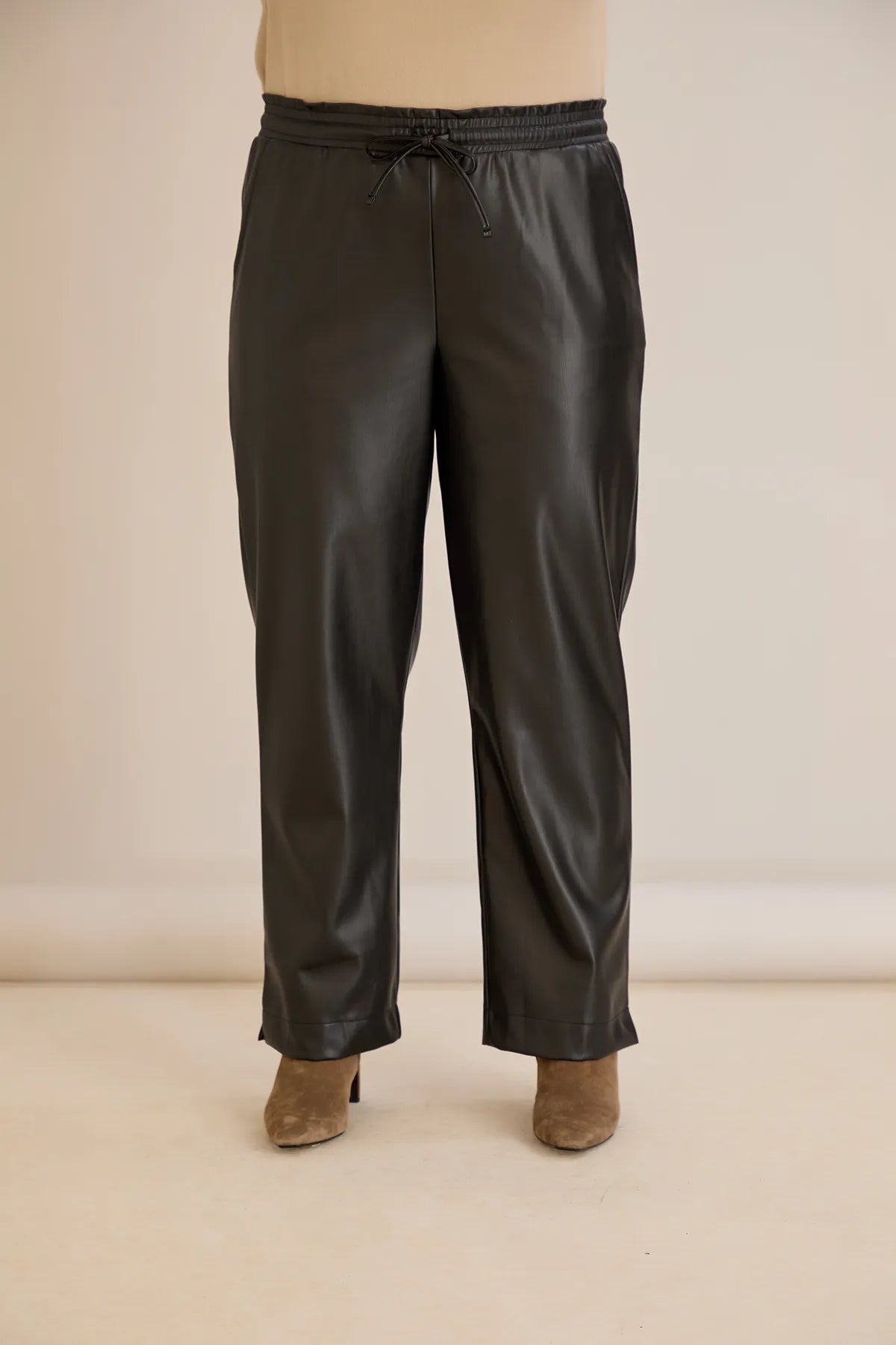 Pantalon mărime mare din piele croială dreaptă – negru