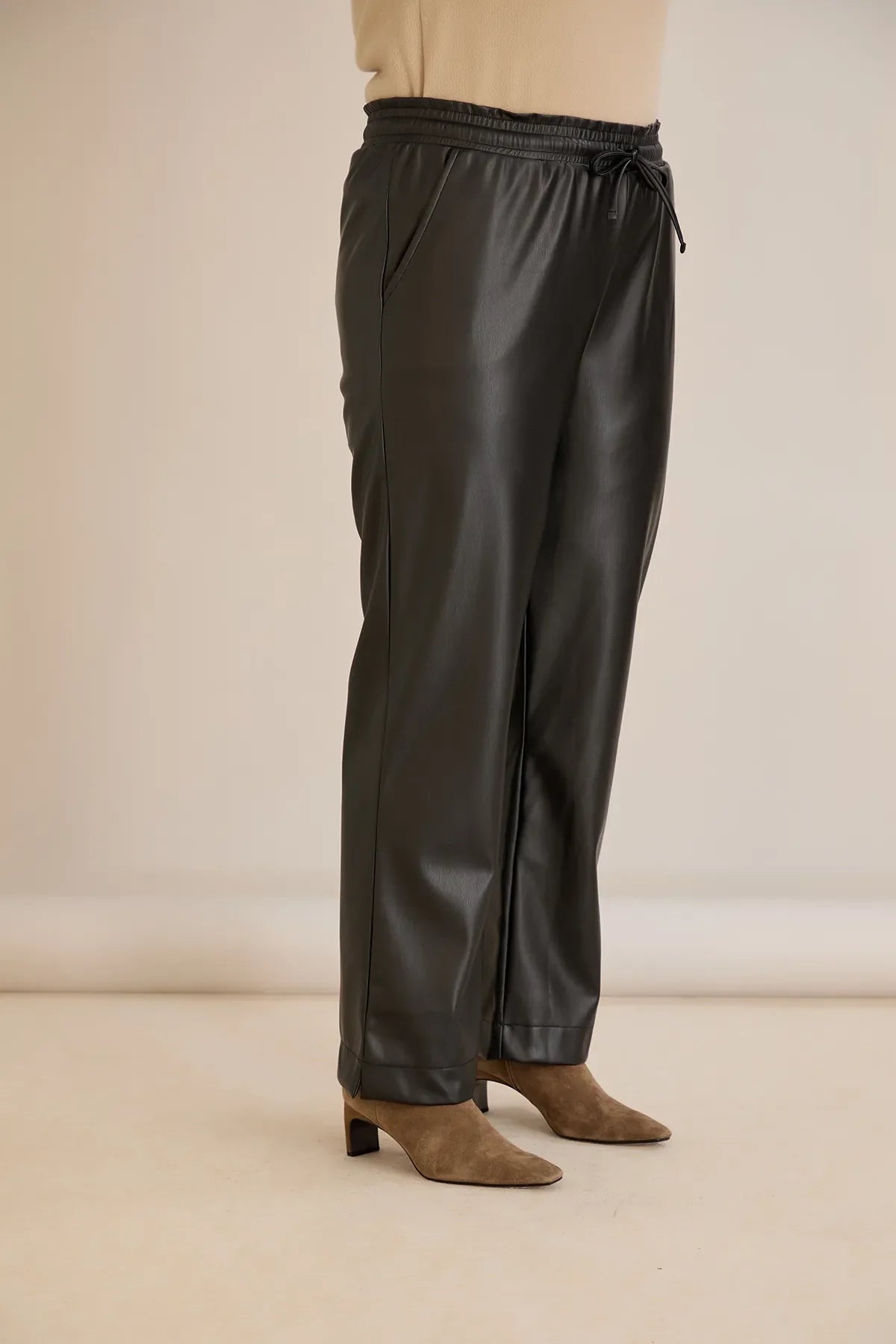 Pantalon mărime mare din piele croială dreaptă – negru