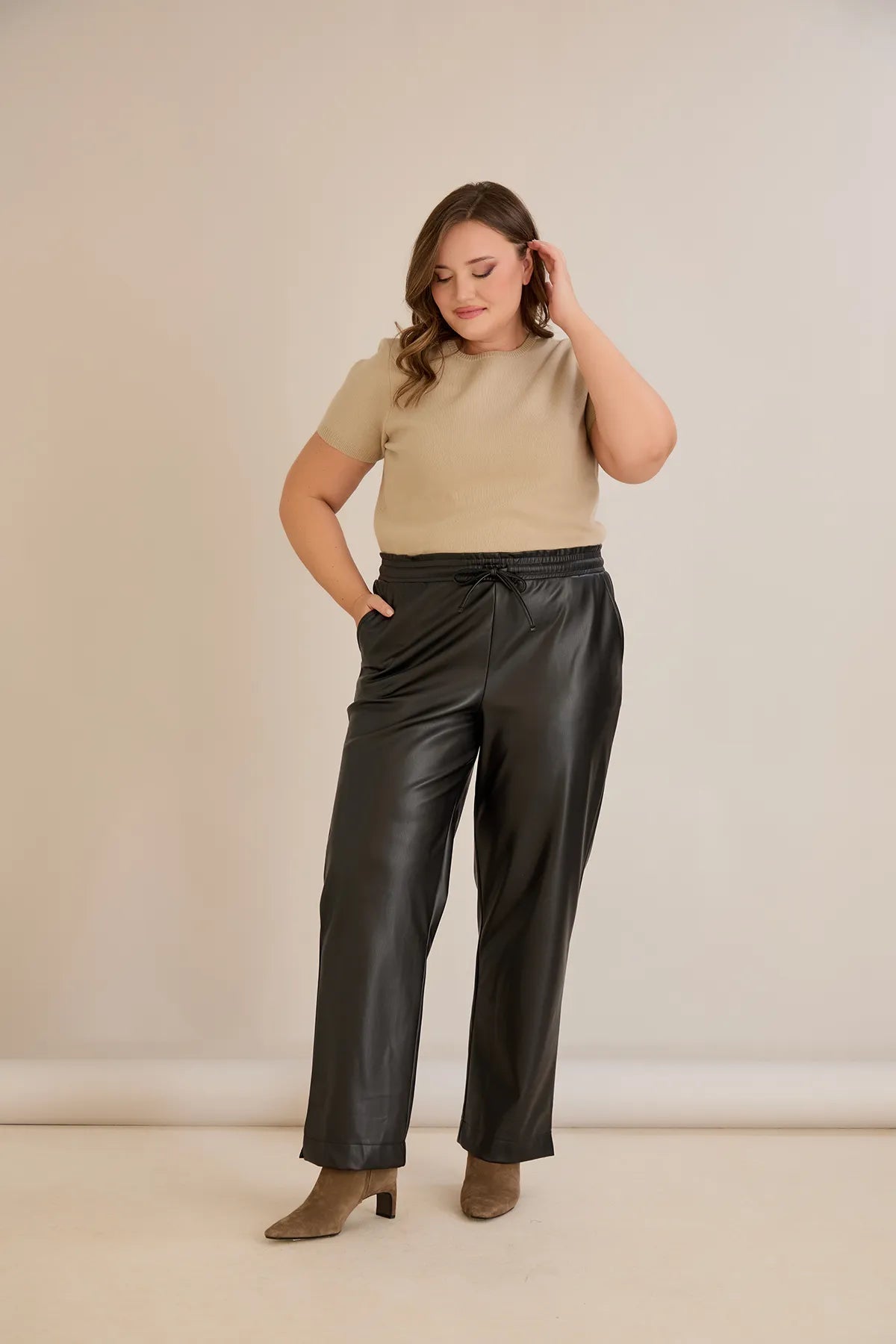 Pantalon mărime mare din piele croială dreaptă – negru