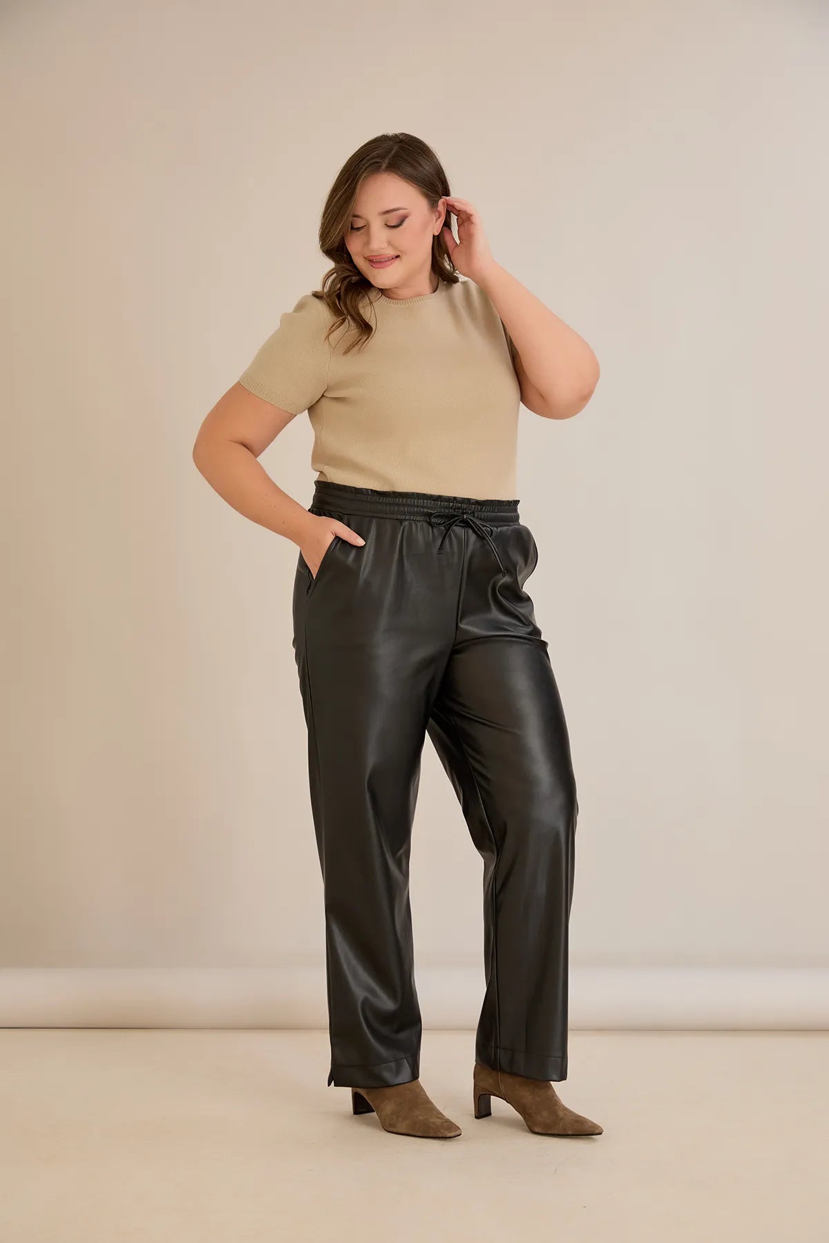 Pantalon mărime mare din piele croială dreaptă – negru