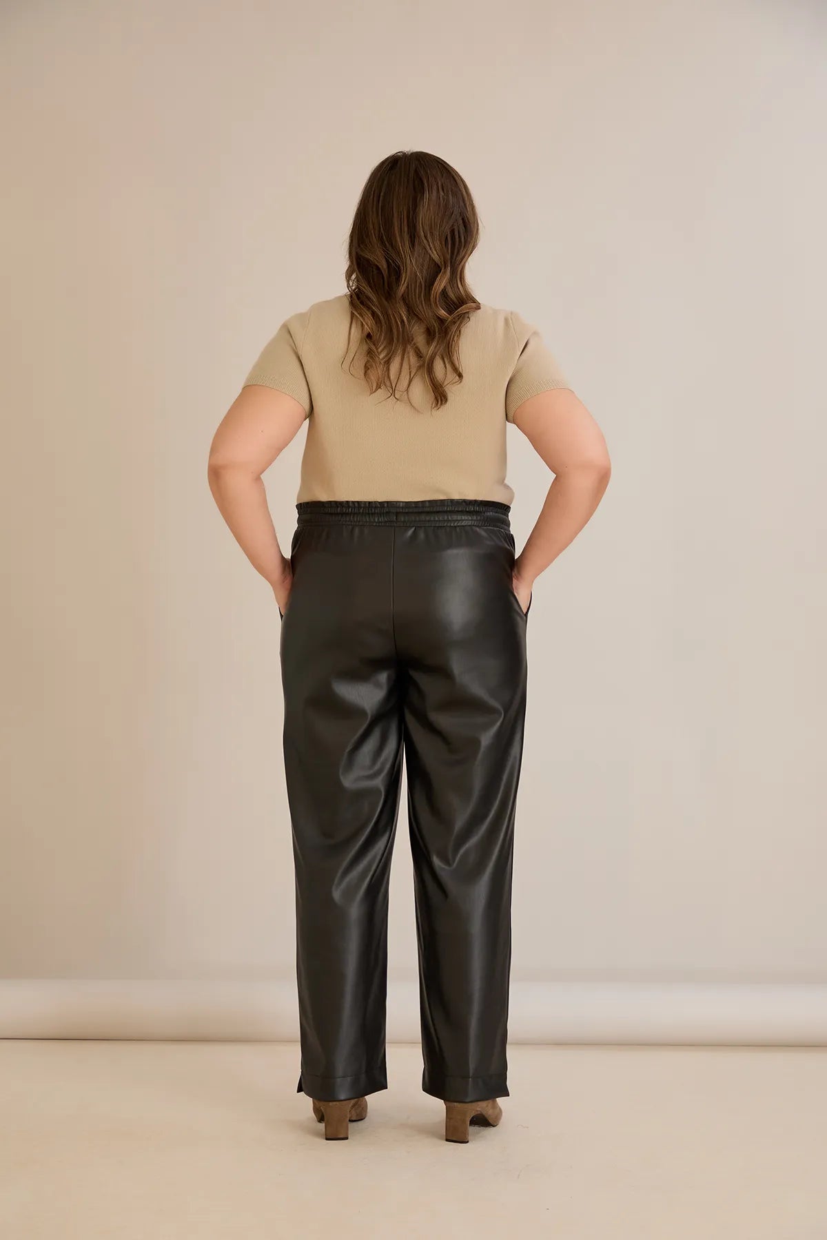 Pantalon mărime mare din piele croială dreaptă – negru