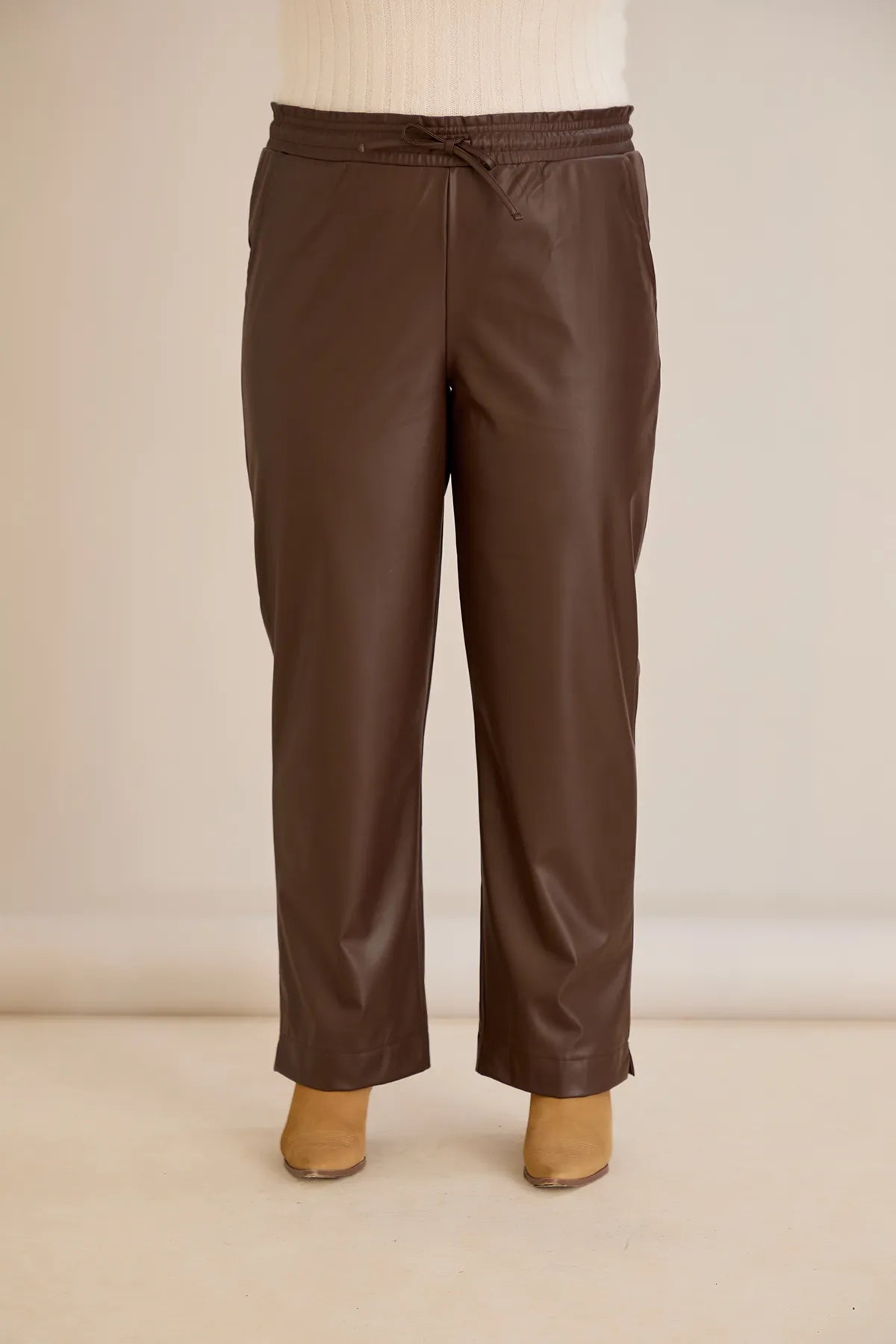 Pantalon mărime mare din piele croială dreaptă – ciocolată