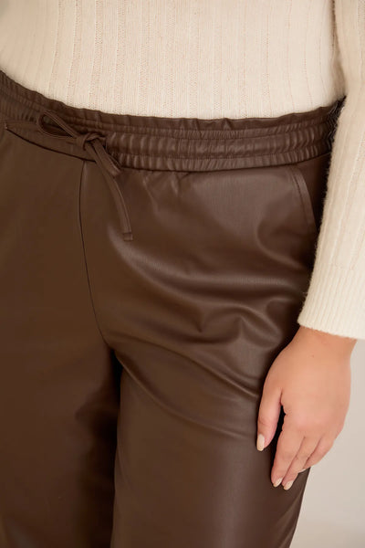 Pantalon mărime mare din piele croială dreaptă – ciocolată