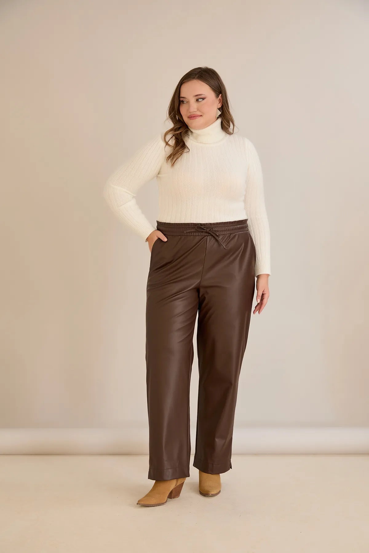 Pantalon mărime mare din piele croială dreaptă – ciocolată