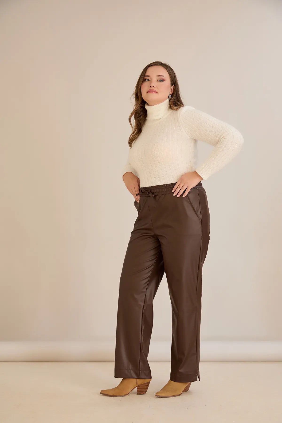 Pantalon mărime mare din piele croială dreaptă – ciocolată