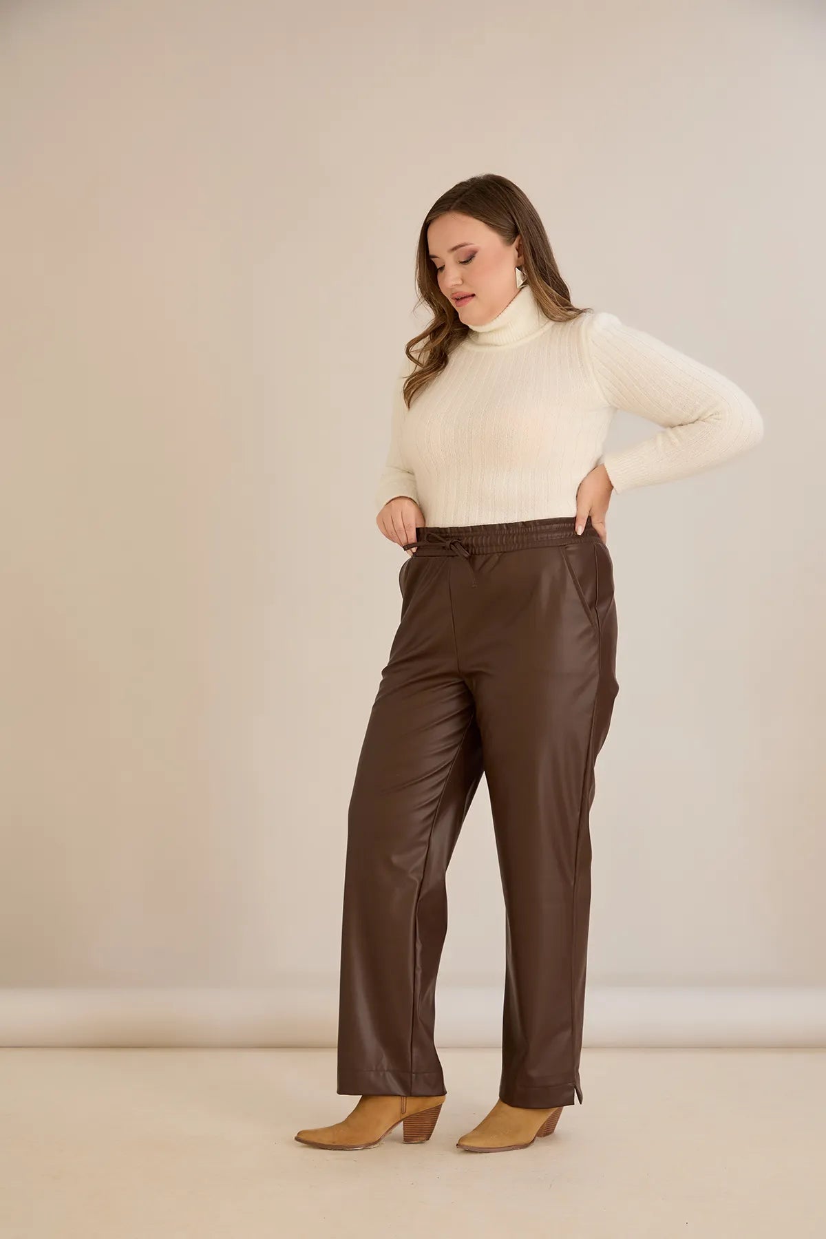 Pantalon mărime mare din piele croială dreaptă – ciocolată