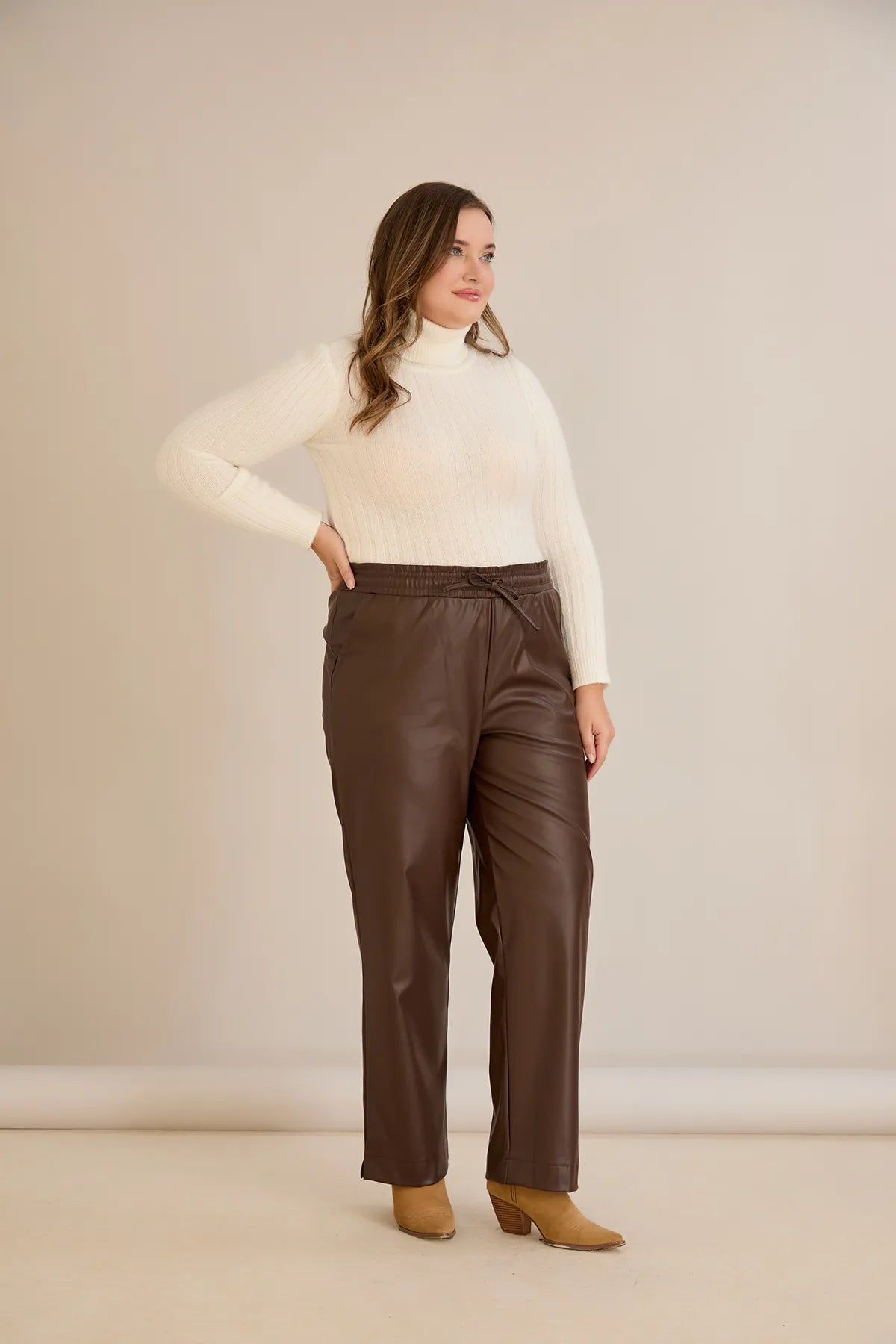 Pantalon mărime mare din piele croială dreaptă – ciocolată