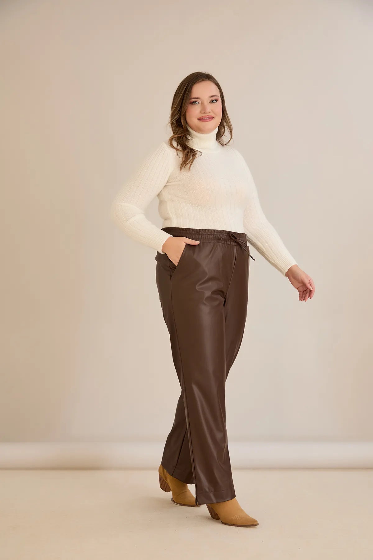 Pantalon mărime mare din piele croială dreaptă – ciocolată