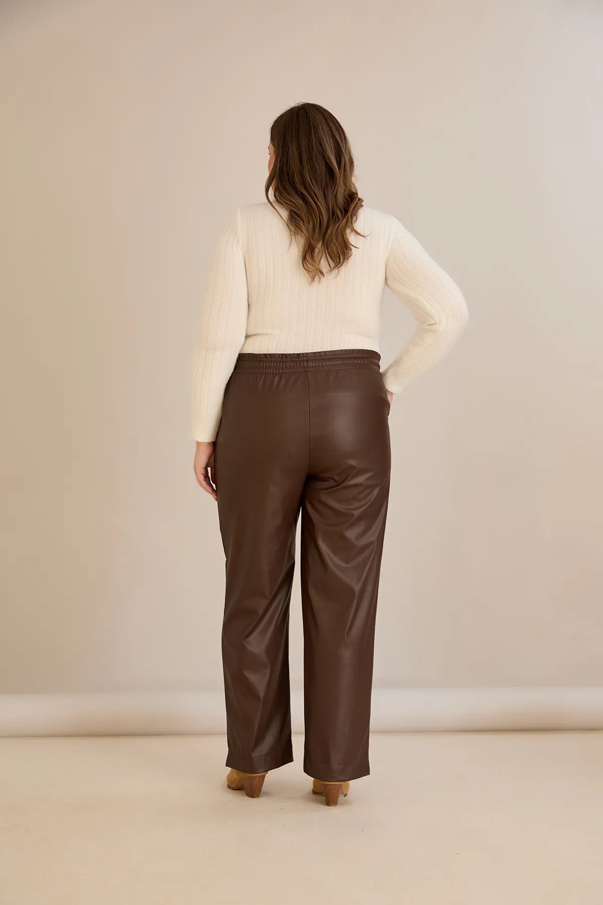 Pantalon mărime mare din piele croială dreaptă – ciocolată