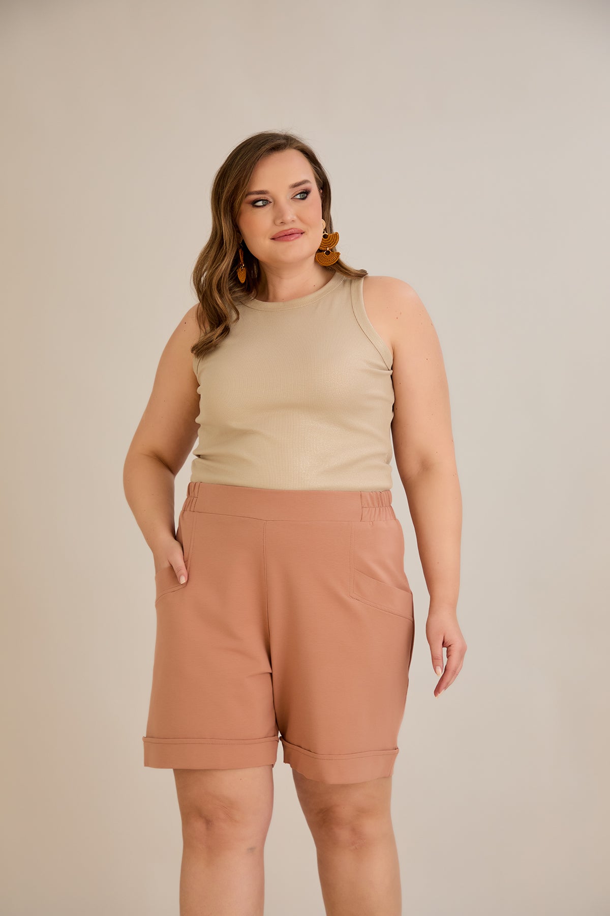 Pantaloni scurti marimi mari - moca
