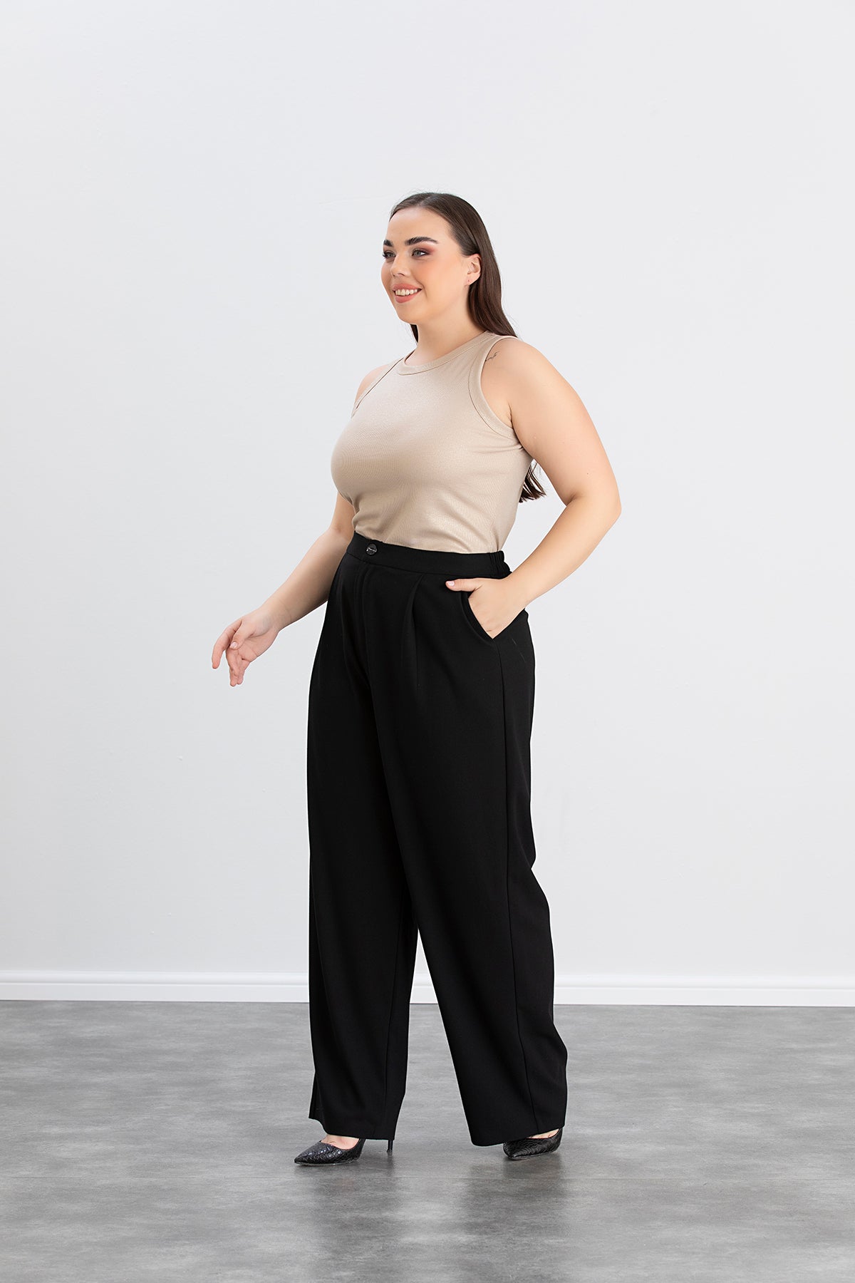 Pantaloni largi marime mare cu nasture si elastic ascuns pe centura - negru