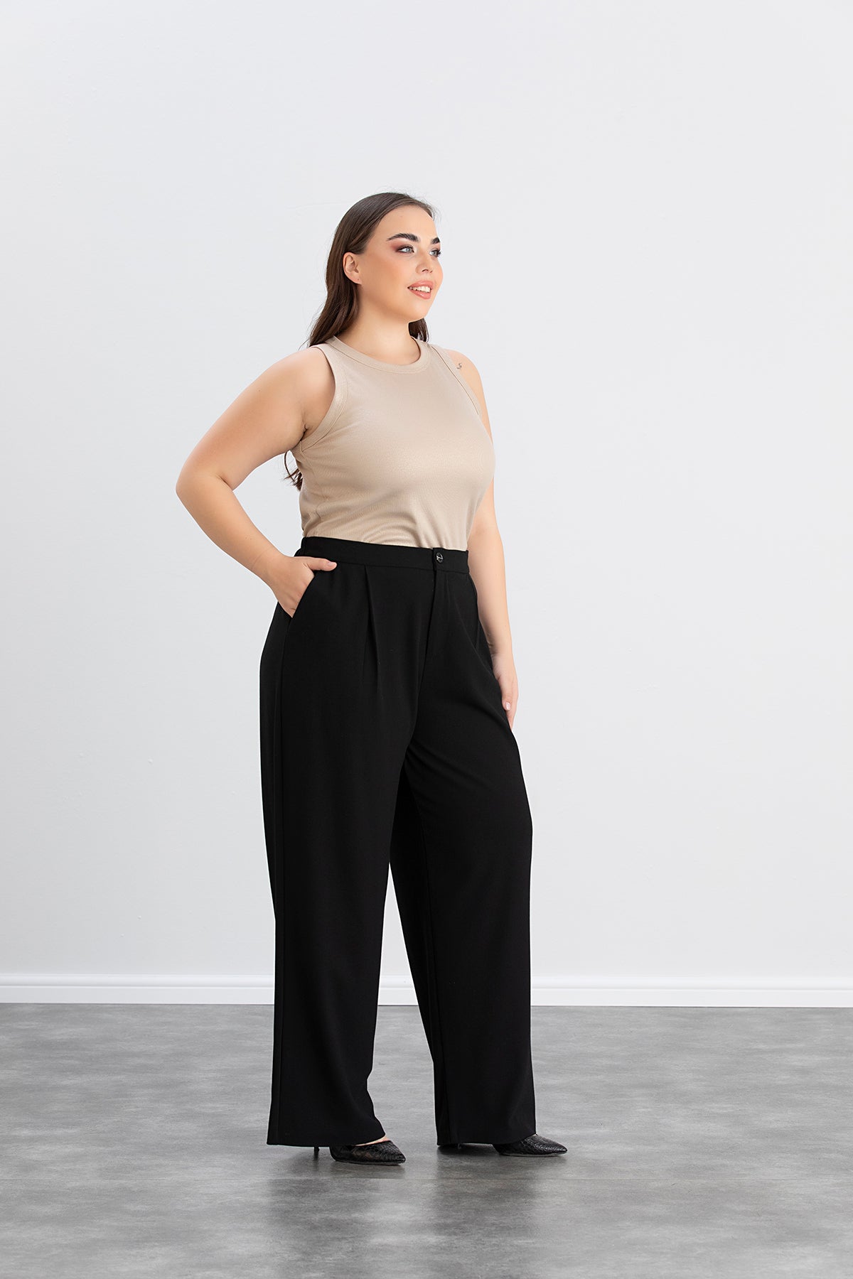 Pantaloni largi marime mare cu nasture si elastic ascuns pe centura - negru