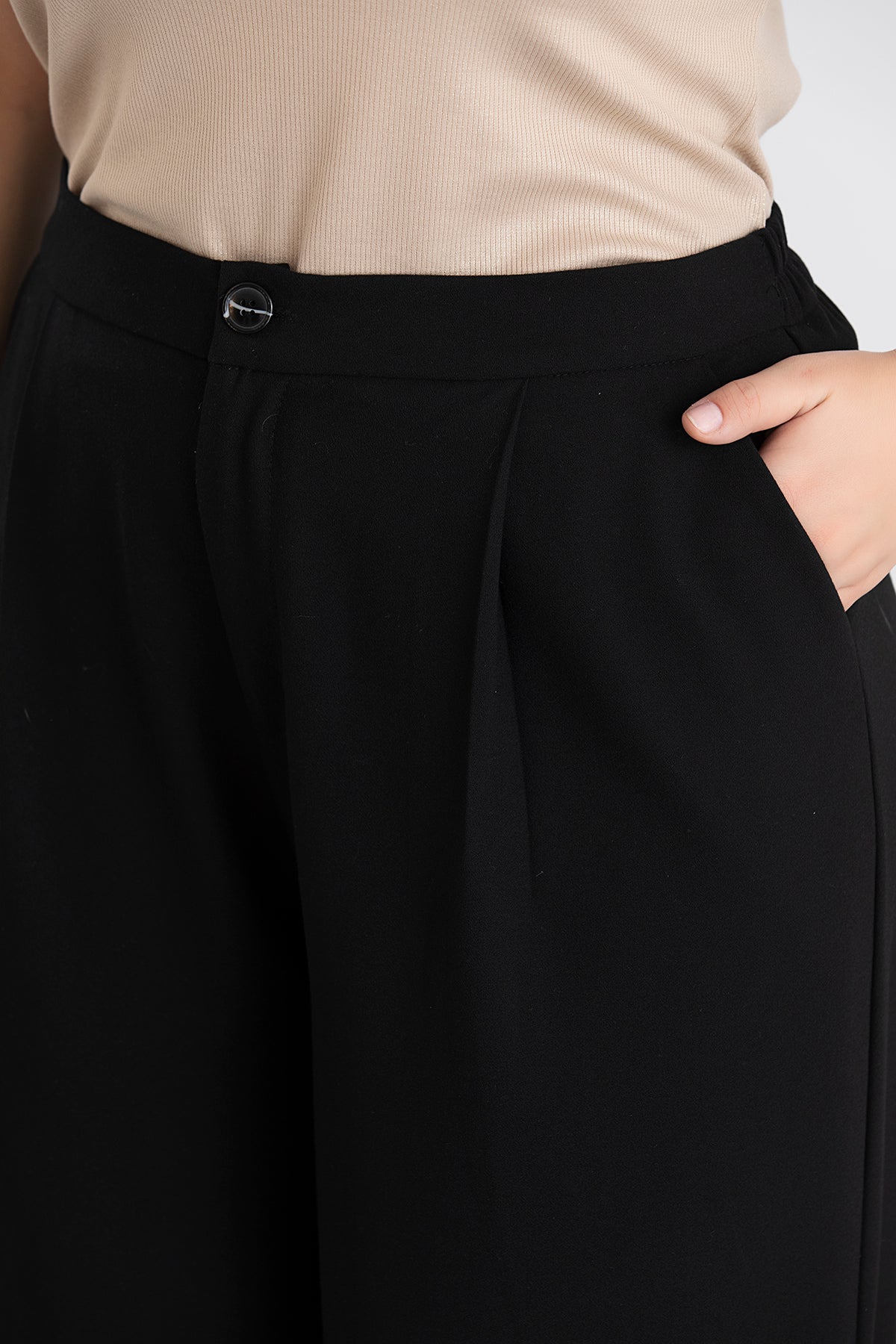 Pantaloni largi marime mare cu nasture si elastic ascuns pe centura - negru