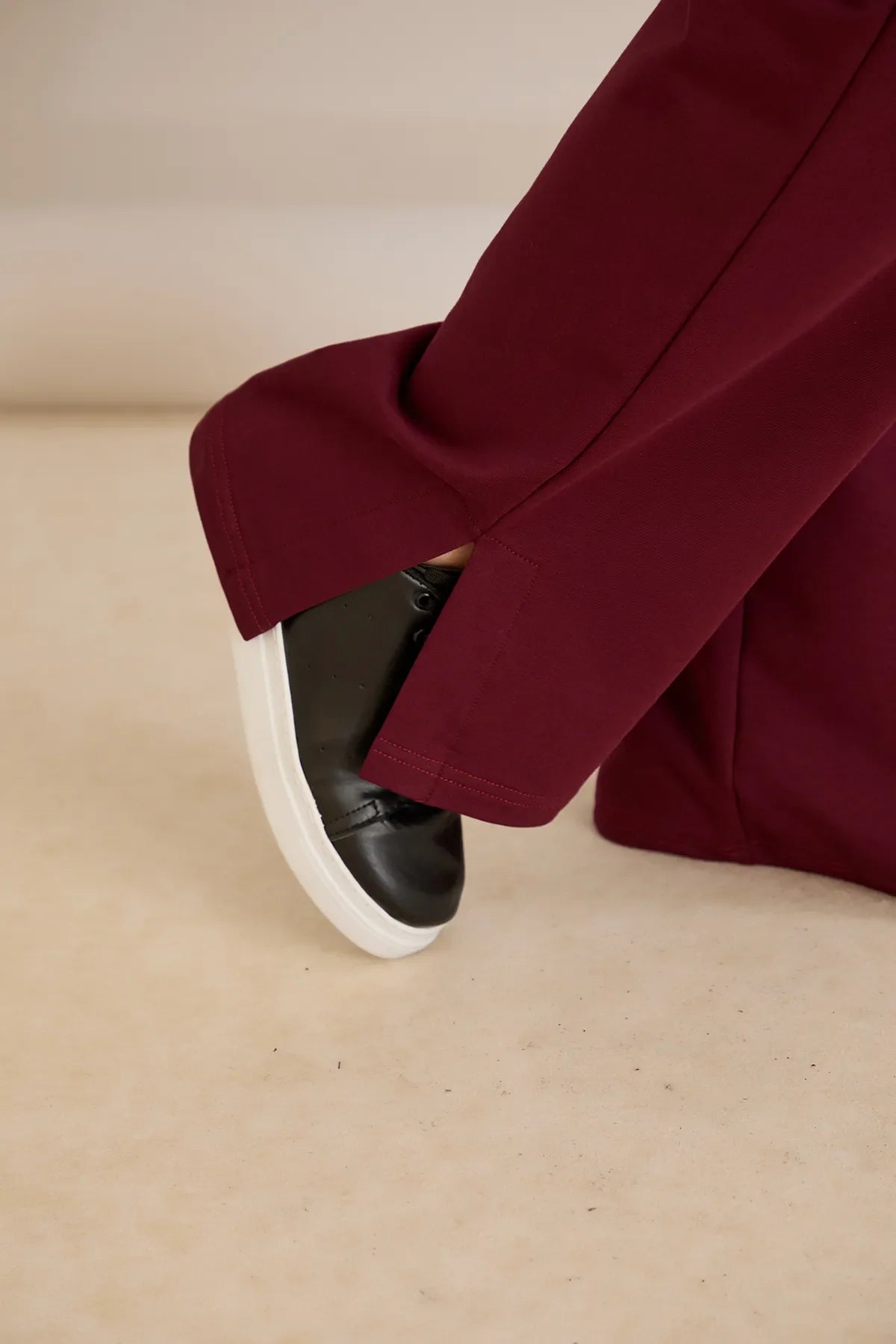 Pantalon larg marime mare cu despicaturi laterale - burgundy