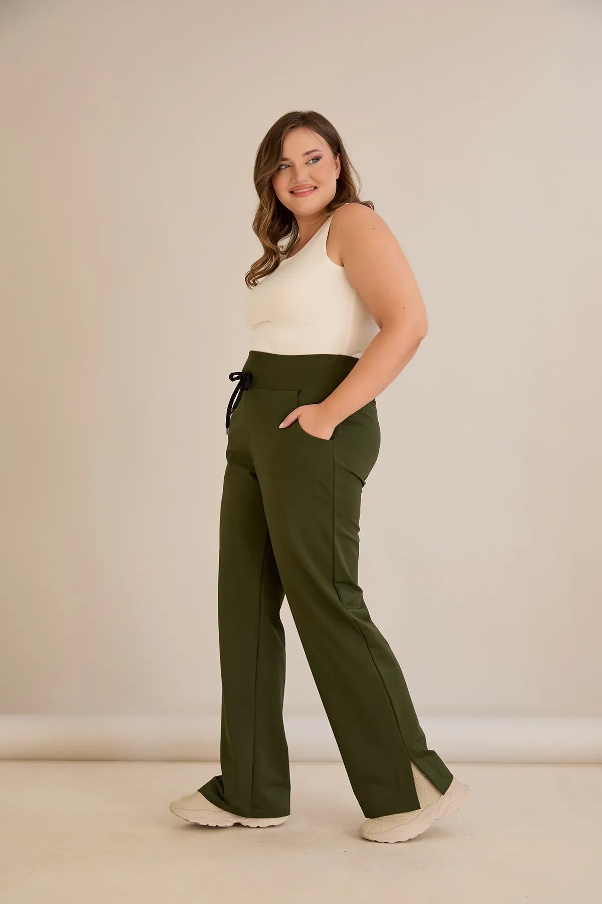 Pantalon larg marime mare cu despicaturi laterale - kaki
