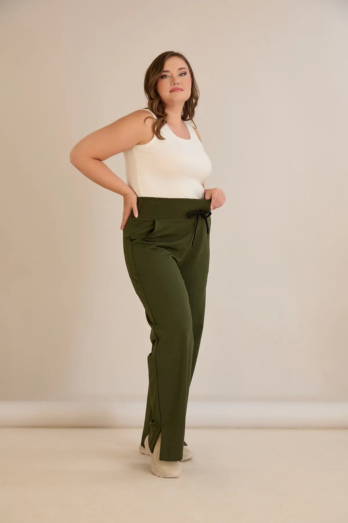 Pantalon larg marime mare cu despicaturi laterale - kaki