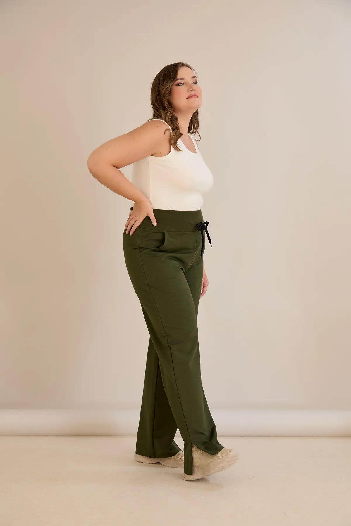 Pantalon larg marime mare cu despicaturi laterale - kaki