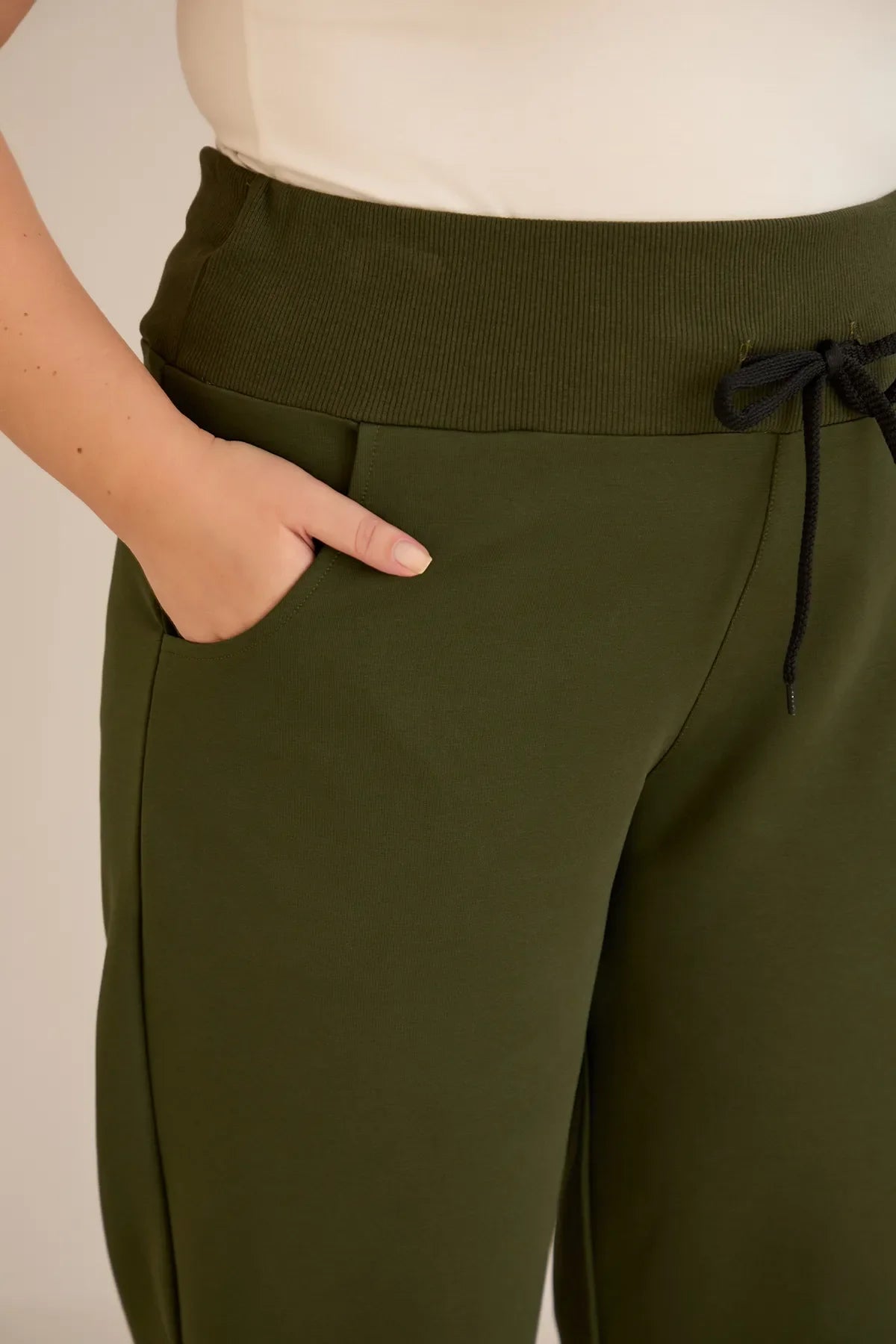 Pantalon larg marime mare cu despicaturi laterale - kaki