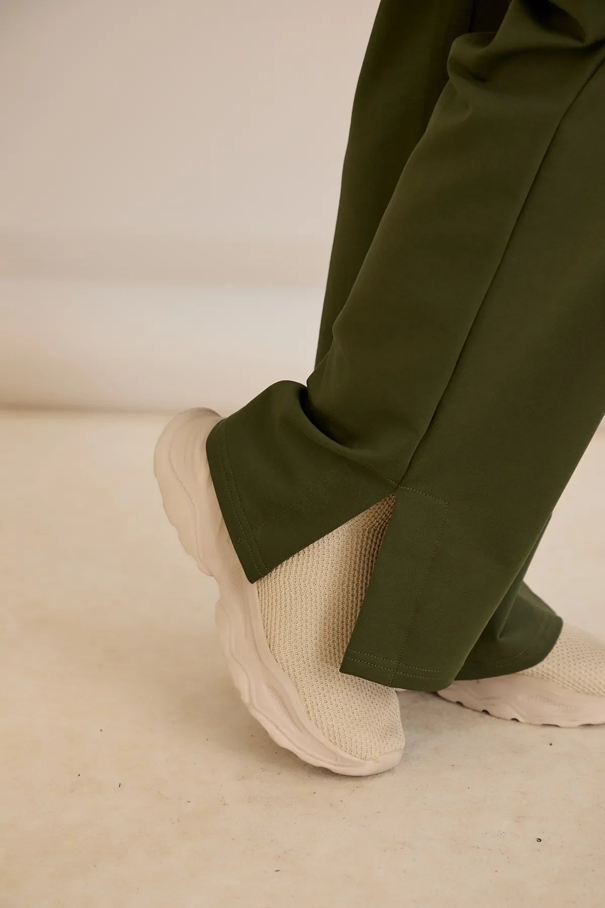 Pantalon larg marime mare cu despicaturi laterale - kaki