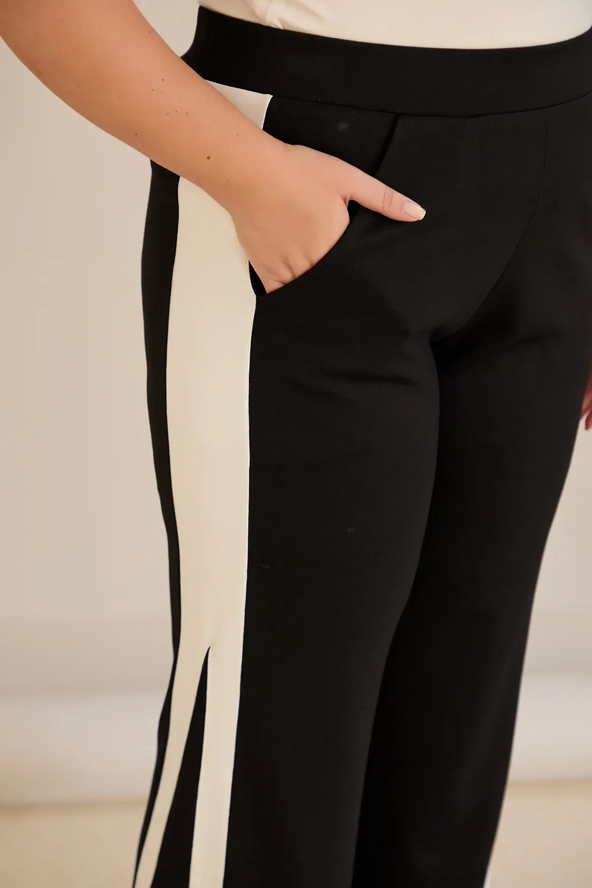 Pantalon larg mărime mare cu dungi decorative