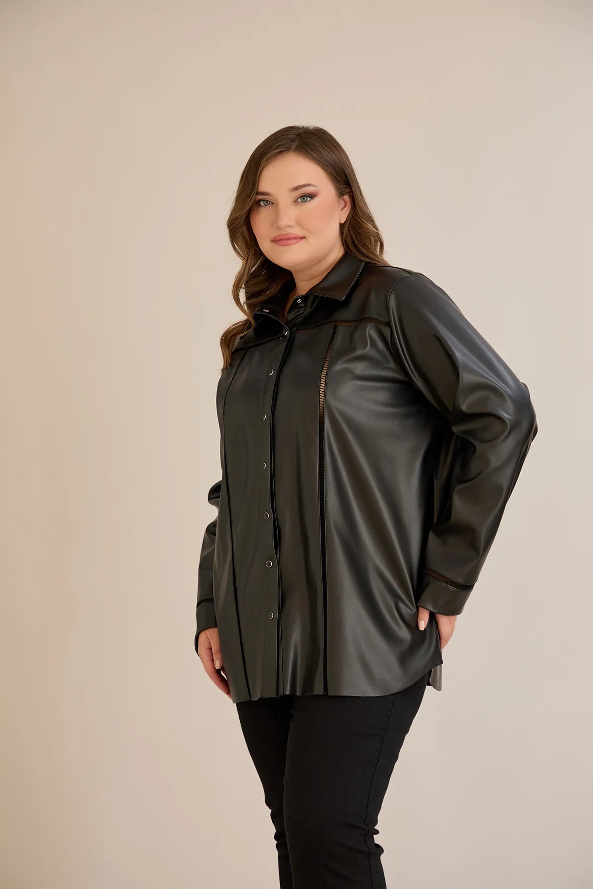 Cămașă mărime mare stilată din piele, cu cusături decorative