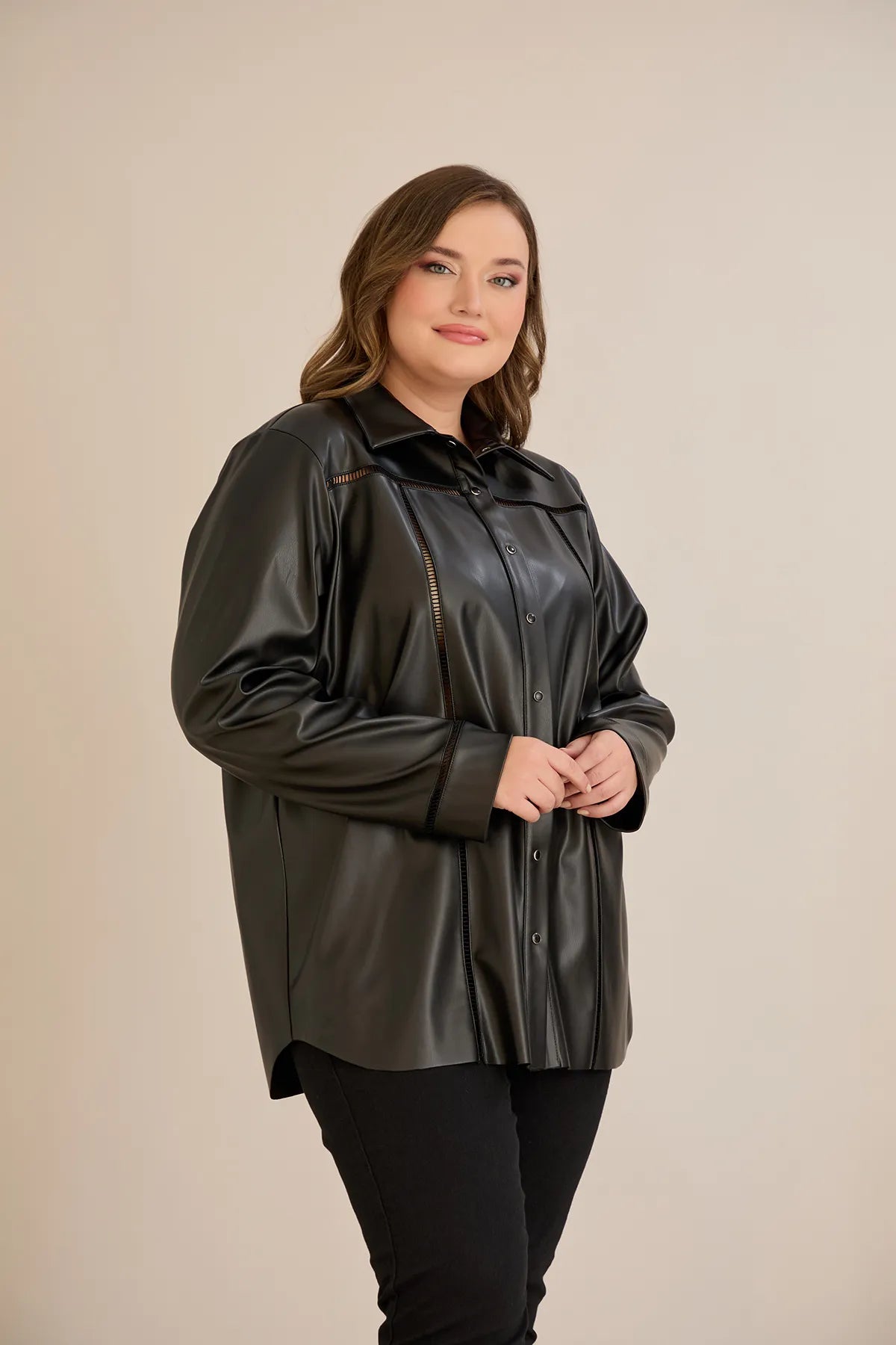 Cămașă mărime mare stilată din piele, cu cusături decorative