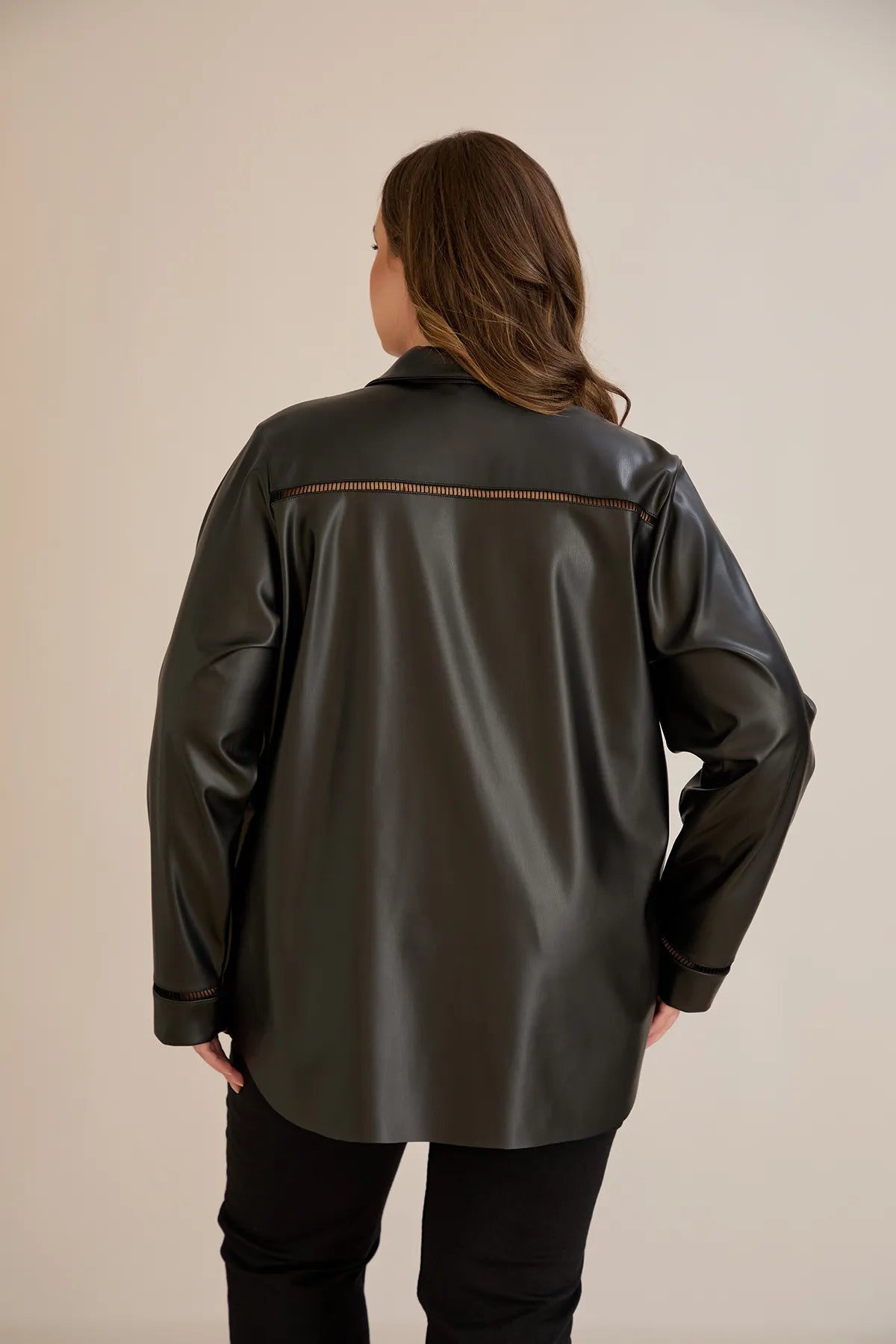 Cămașă mărime mare stilată din piele, cu cusături decorative