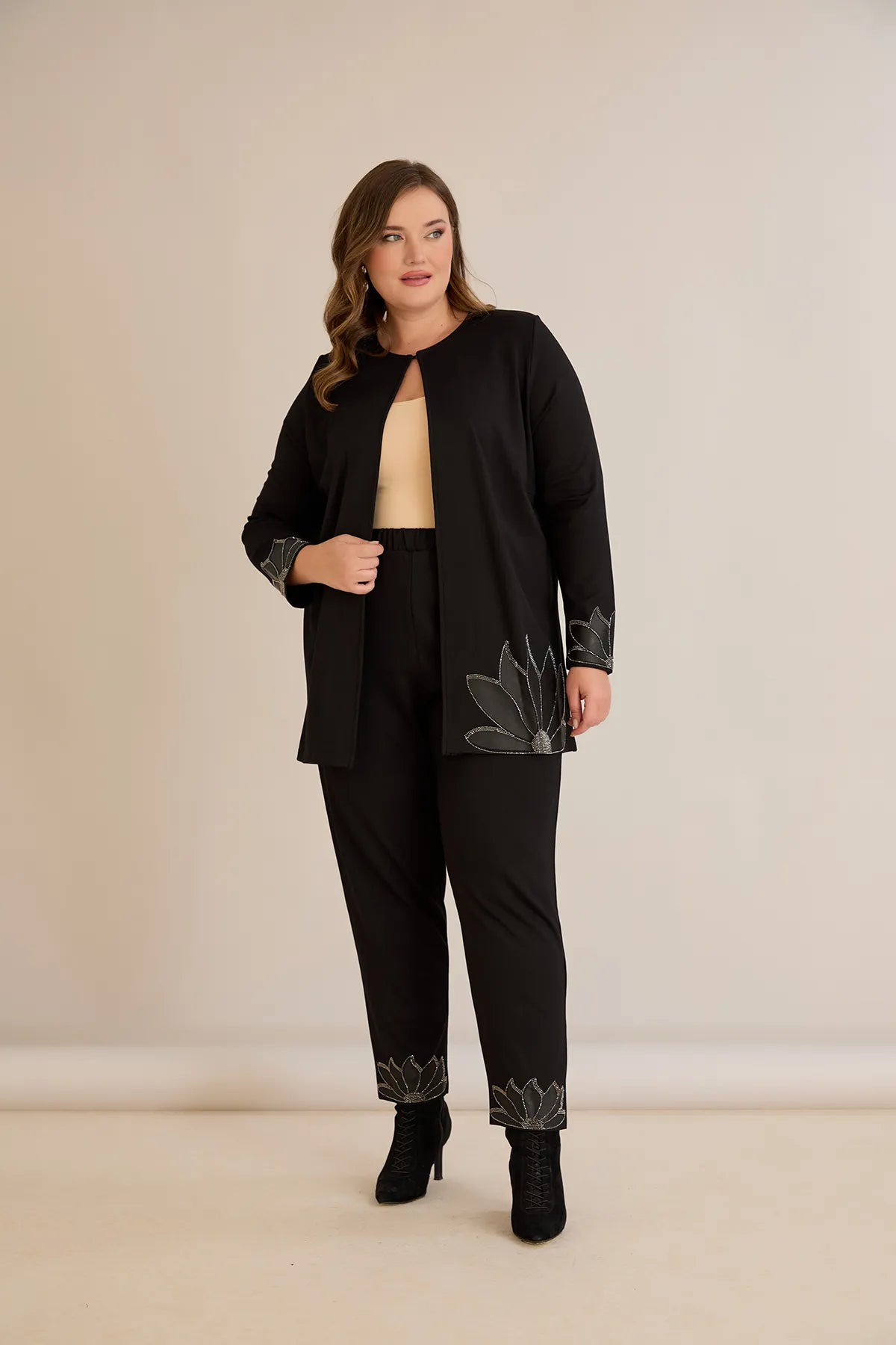 Pantalon marime mare cu accente florale din piele