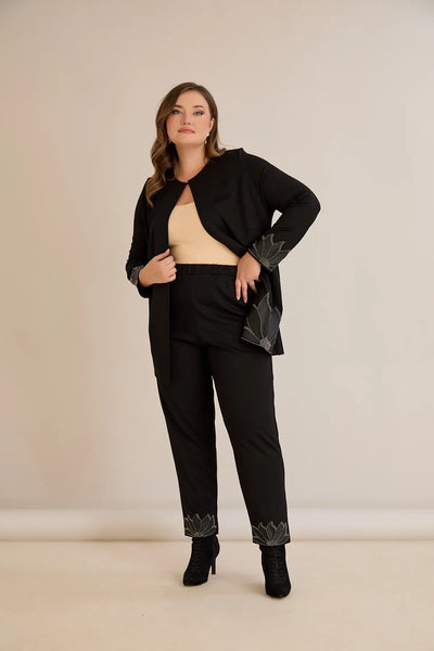 Pantalon marime mare cu accente florale din piele