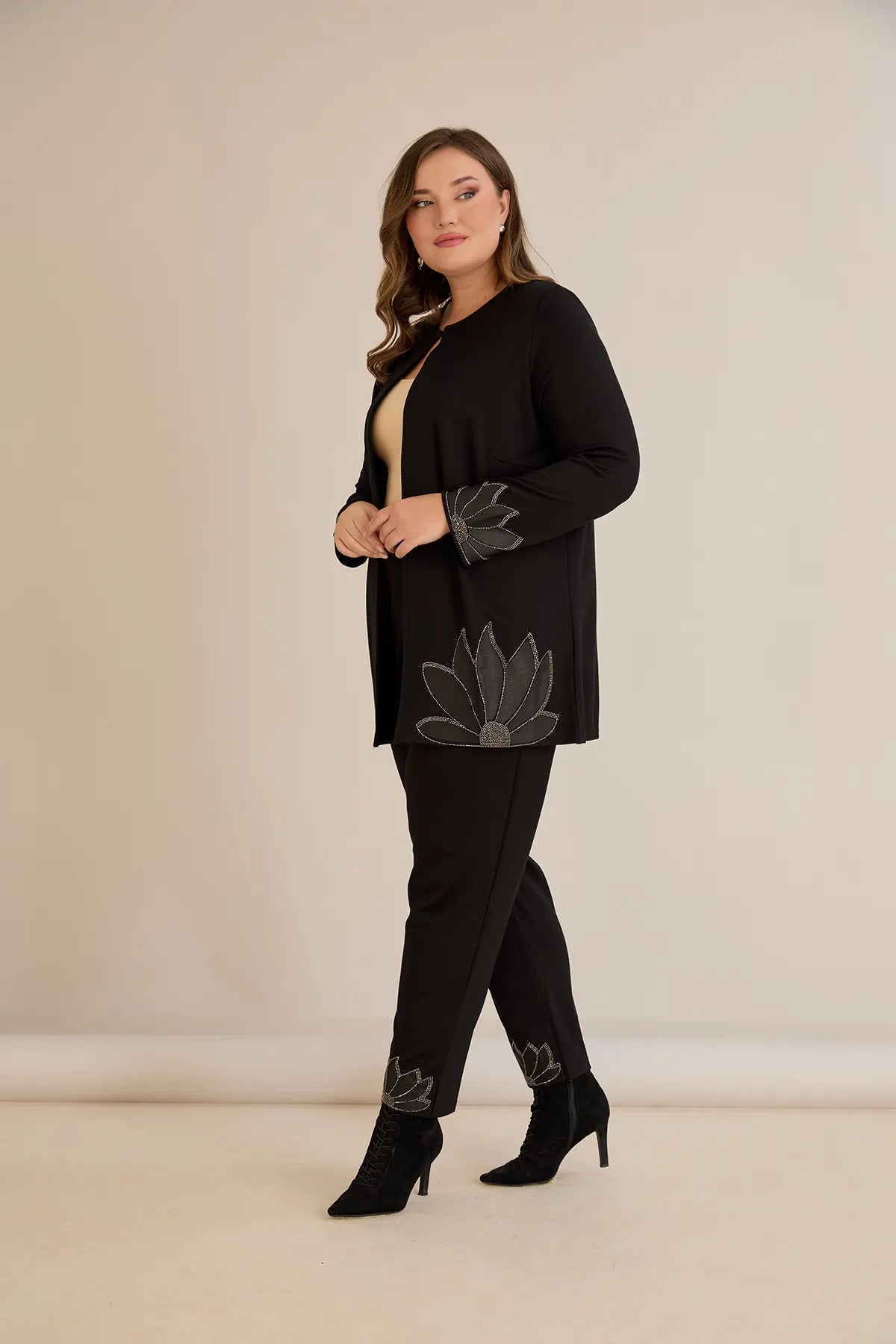Pantalon marime mare cu accente florale din piele