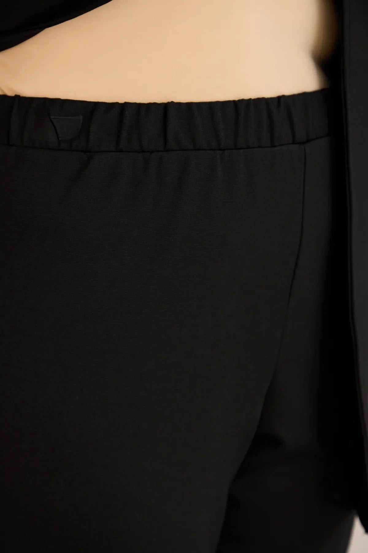 Pantalon marime mare cu accente florale din piele