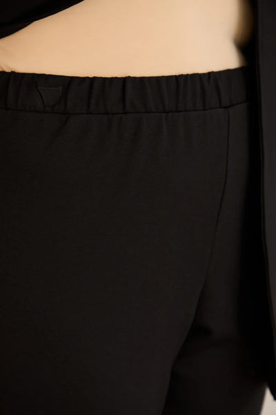Pantalon marime mare cu accente florale din piele