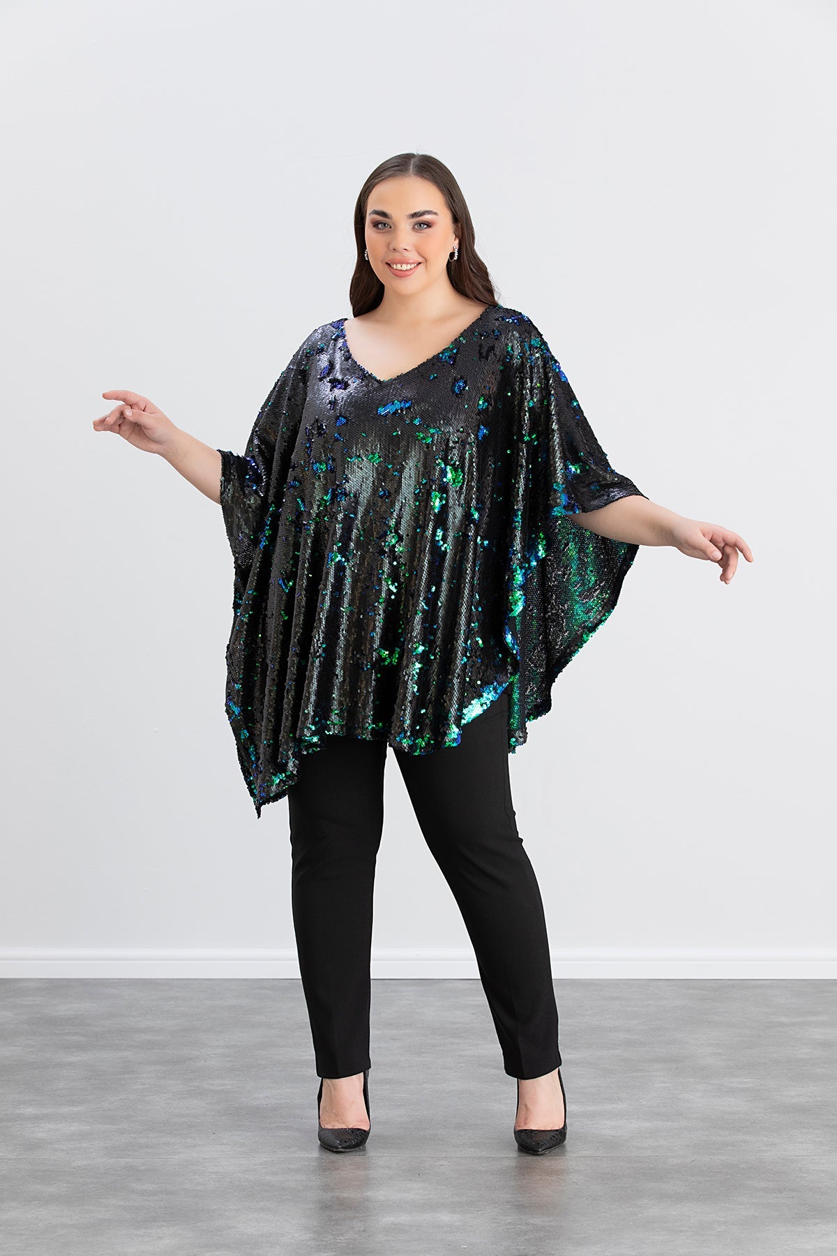 Poncho marime mare asimetric din paiete colorate