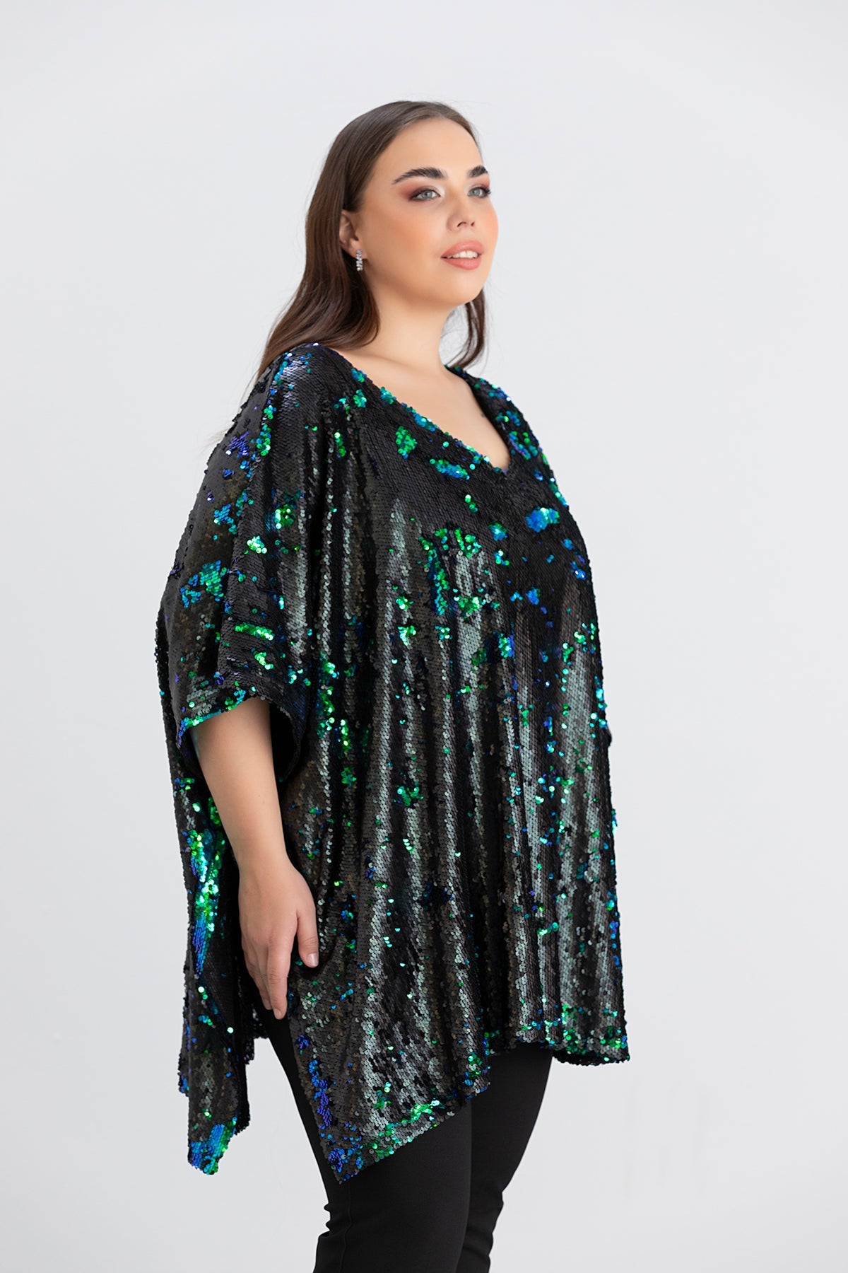 Poncho marime mare asimetric din paiete colorate