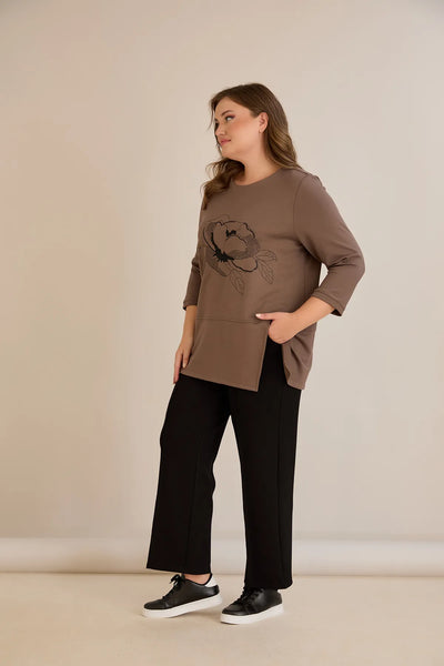 Compleu marime mare din doua piese cu broderie Trandafir – mocha