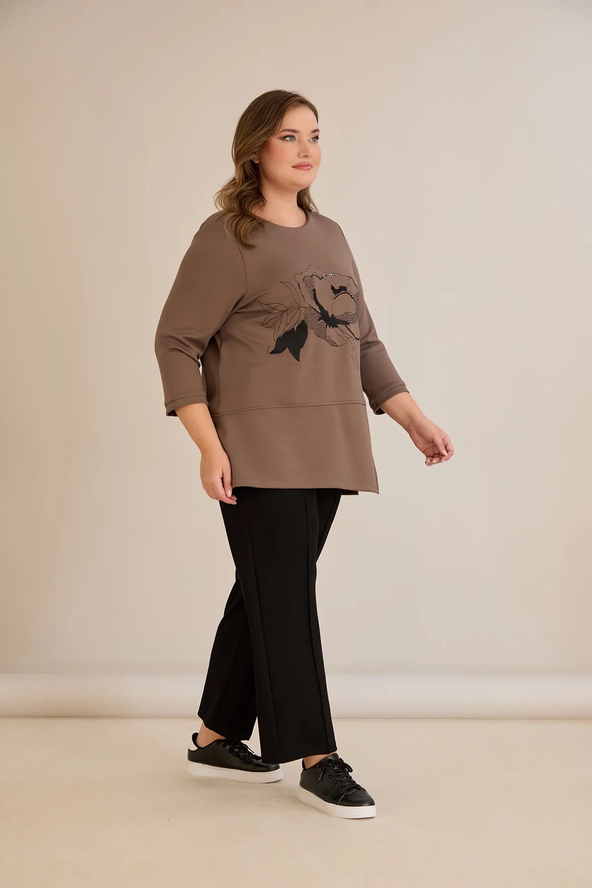 Compleu marime mare din doua piese cu broderie Trandafir – mocha