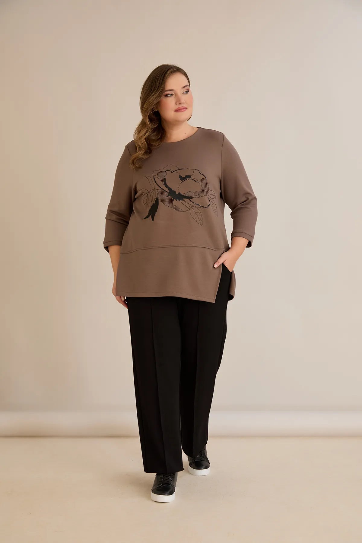 Compleu marime mare din doua piese cu broderie Trandafir – mocha