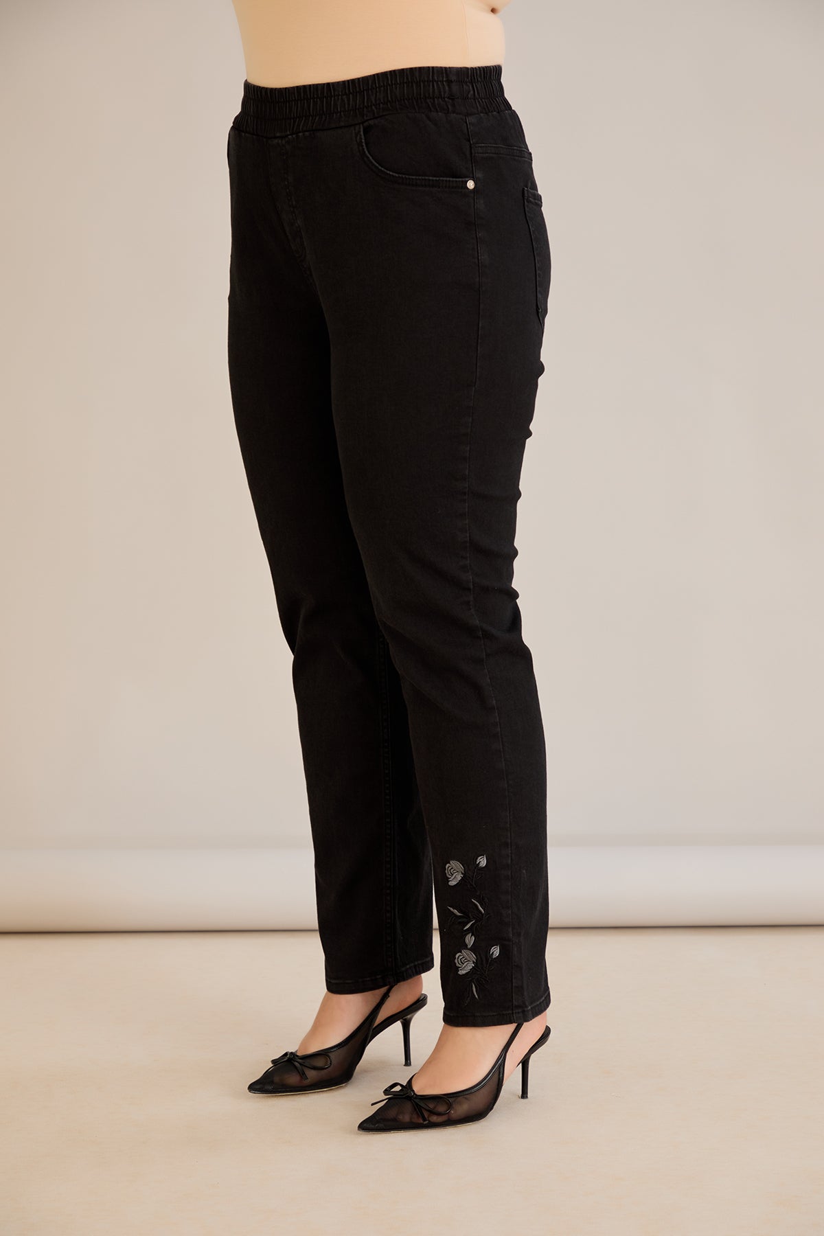Blugi marime mare elastici de dama cu broderie - negru