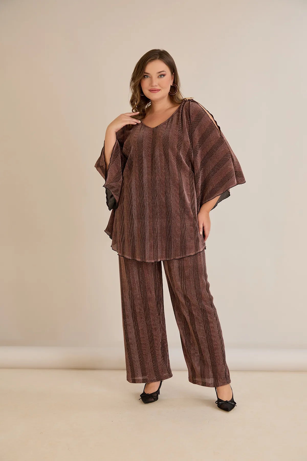 Compleu oficial  marime mare cu deschidere la mânecă și broșă elegantă