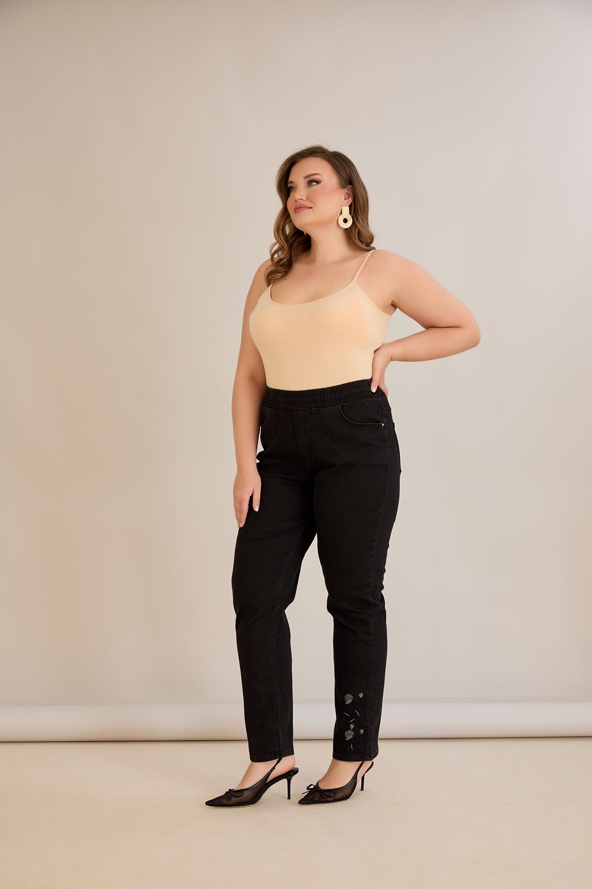 Blugi marime mare elastici de dama cu broderie - negru