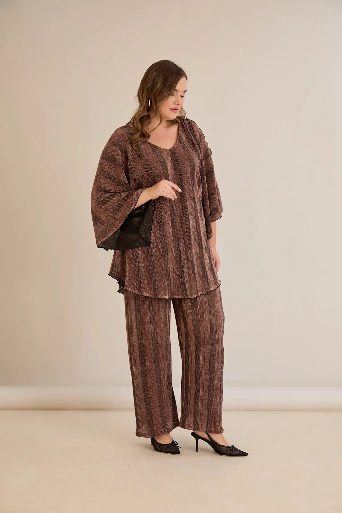 Compleu oficial  marime mare cu deschidere la mânecă și broșă elegantă
