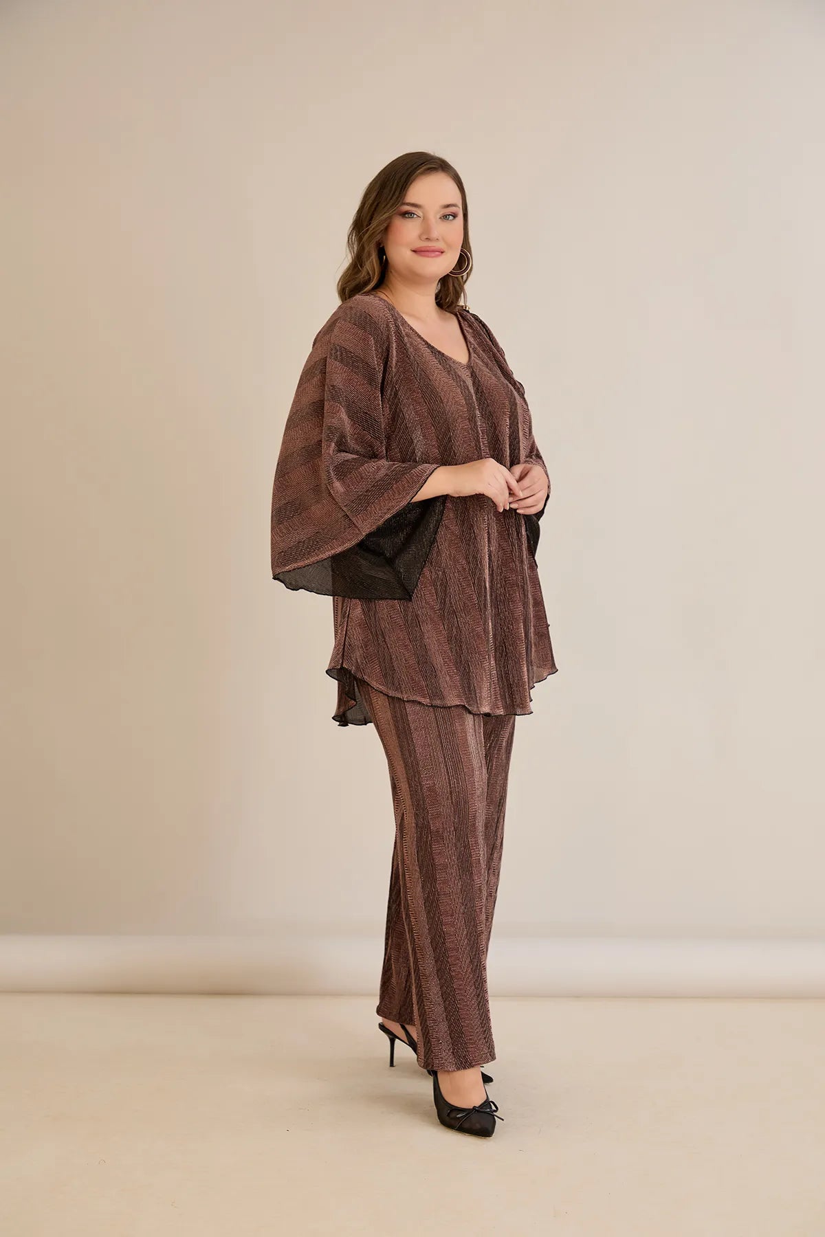 Compleu oficial  marime mare cu deschidere la mânecă și broșă elegantă