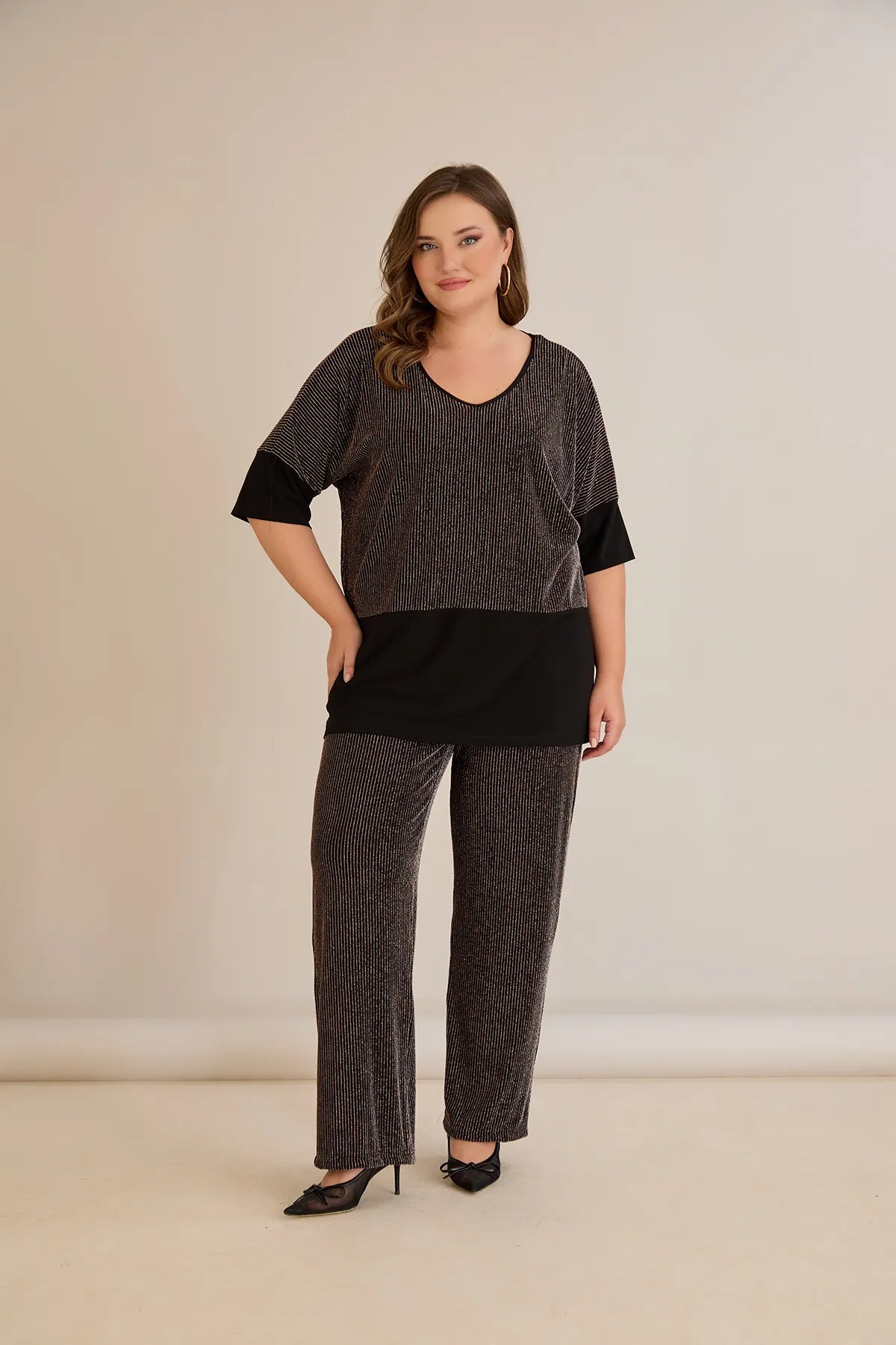 Compleu elegant marime mare din tricot reiat cu lame și spate atrăgător - cafea