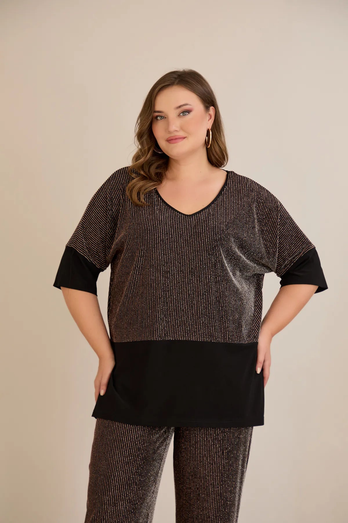 Compleu elegant marime mare din tricot reiat cu lame și spate atrăgător - cafea