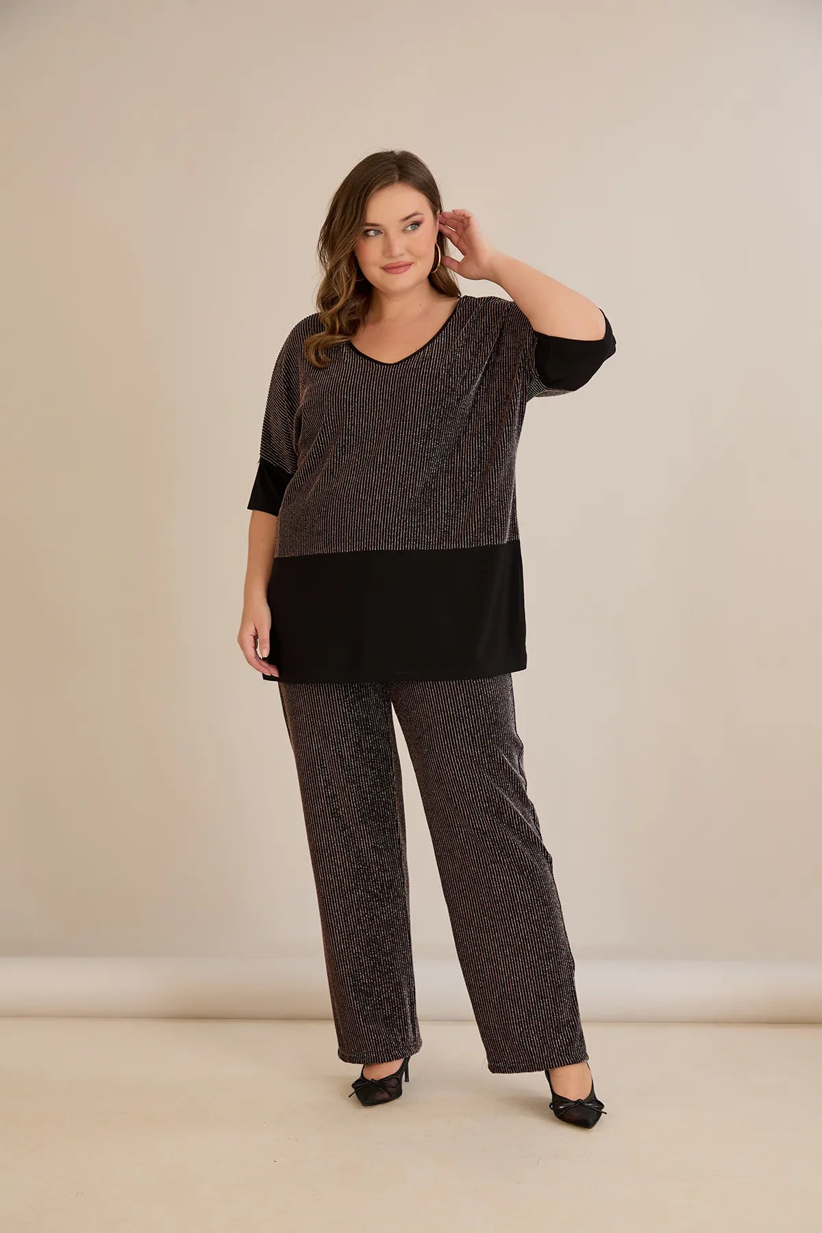 Compleu elegant marime mare din tricot reiat cu lame și spate atrăgător - cafea