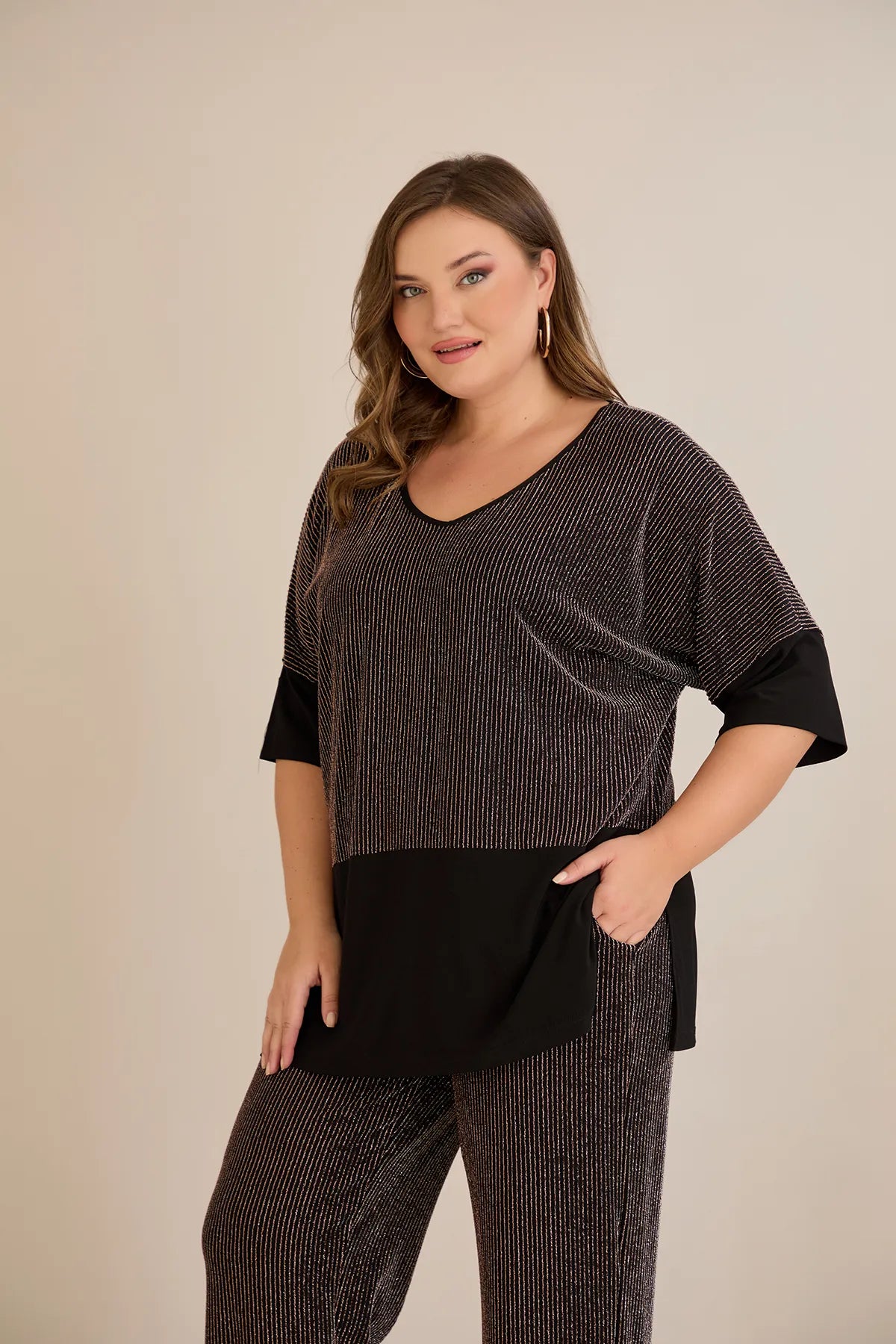 Compleu elegant marime mare din tricot reiat cu lame și spate atrăgător - cafea