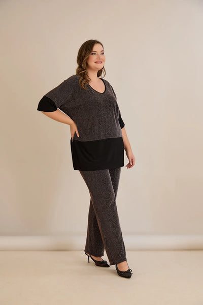 Compleu elegant marime mare din tricot reiat cu lame și spate atrăgător - cafea
