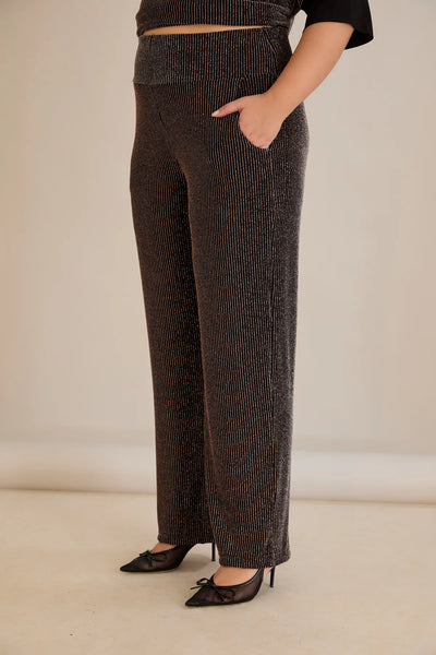 Compleu elegant marime mare din tricot reiat cu lame și spate atrăgător - cafea